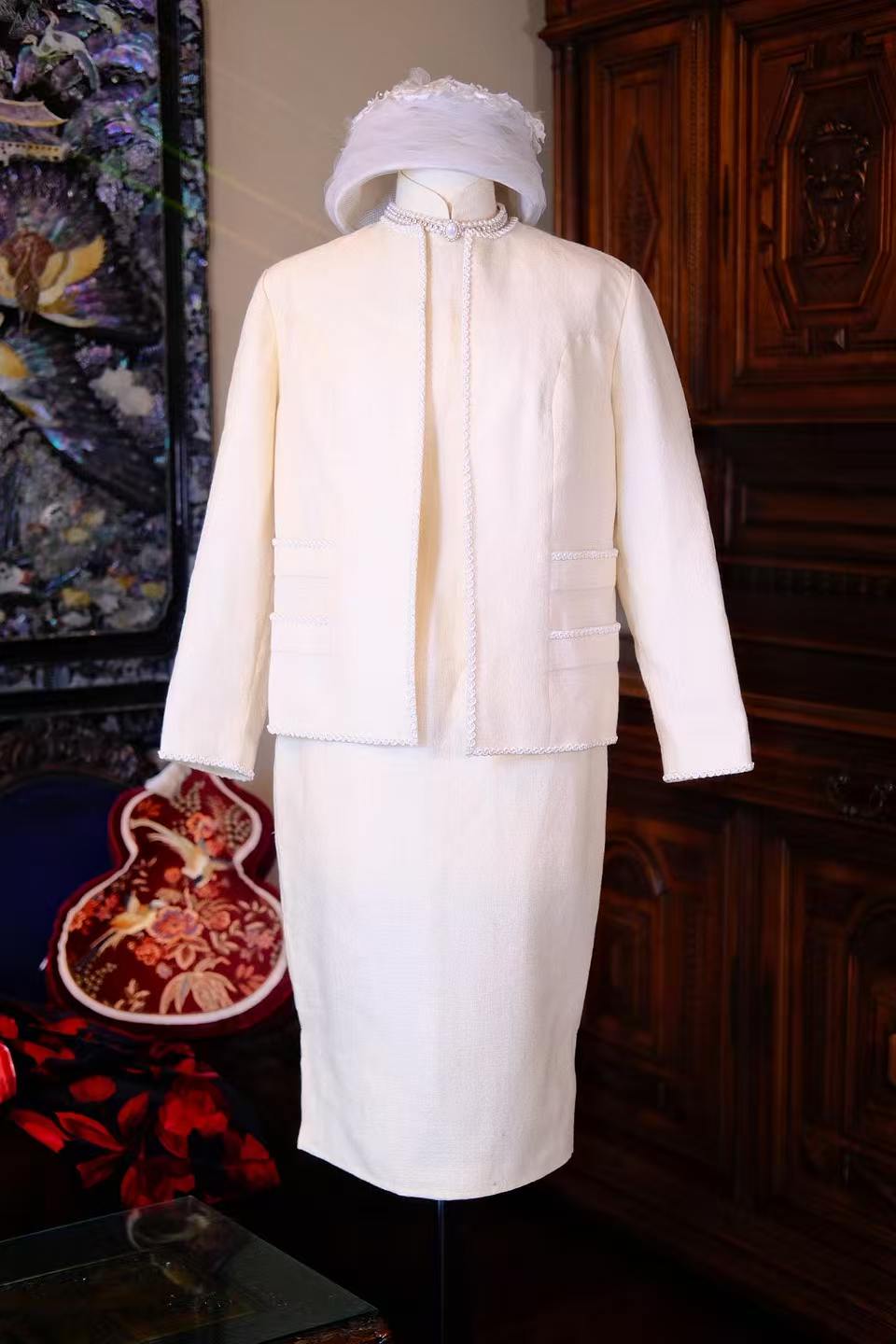 60年代 - 流光织梦：一件旗袍套装里的时代风华 | 1960s - Woven Splendor: The Eras of Elegance in a Qipao Ensemble