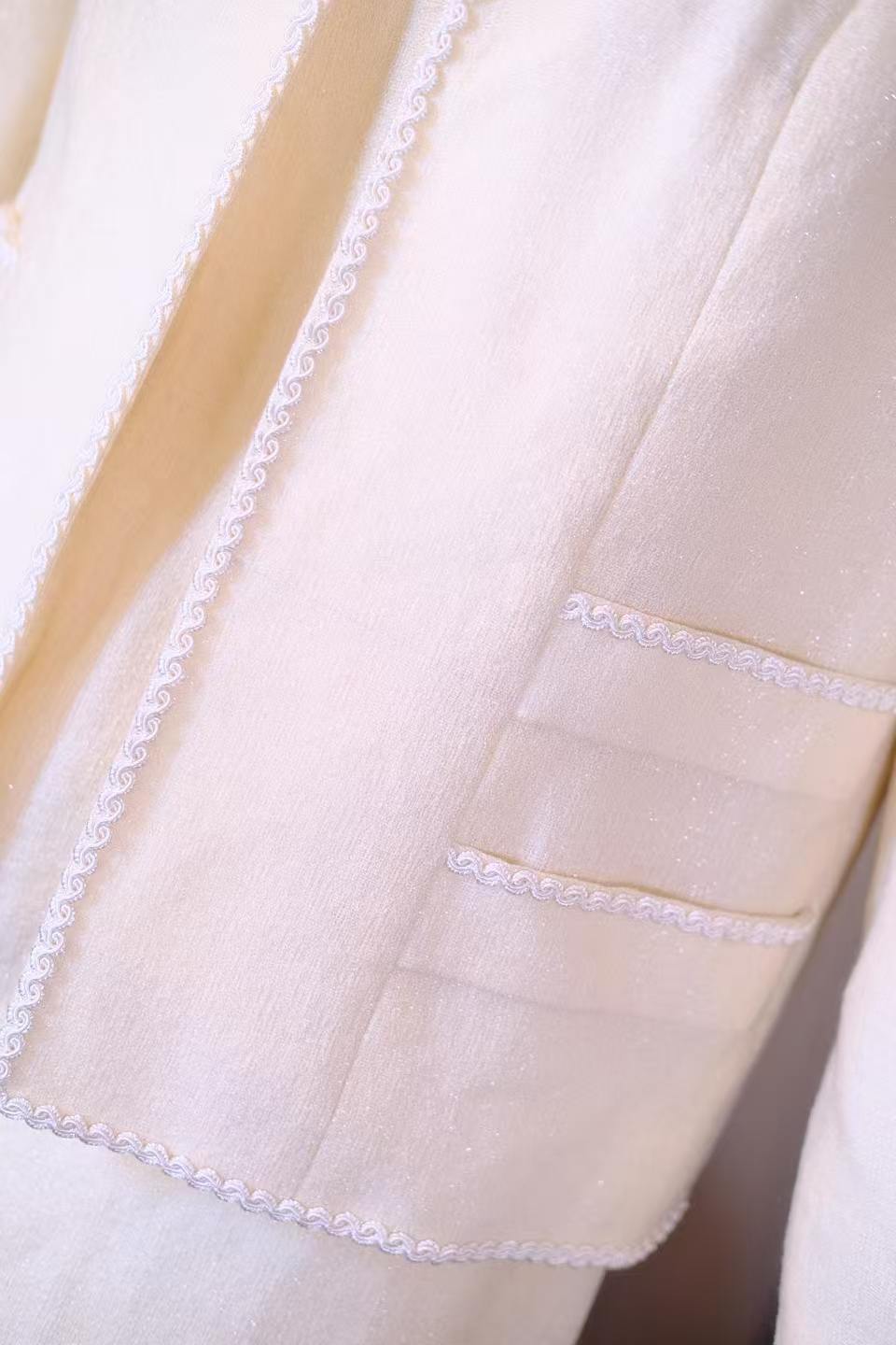 60年代 - 流光织梦：一件旗袍套装里的时代风华 | 1960s - Woven Splendor: The Eras of Elegance in a Qipao Ensemble