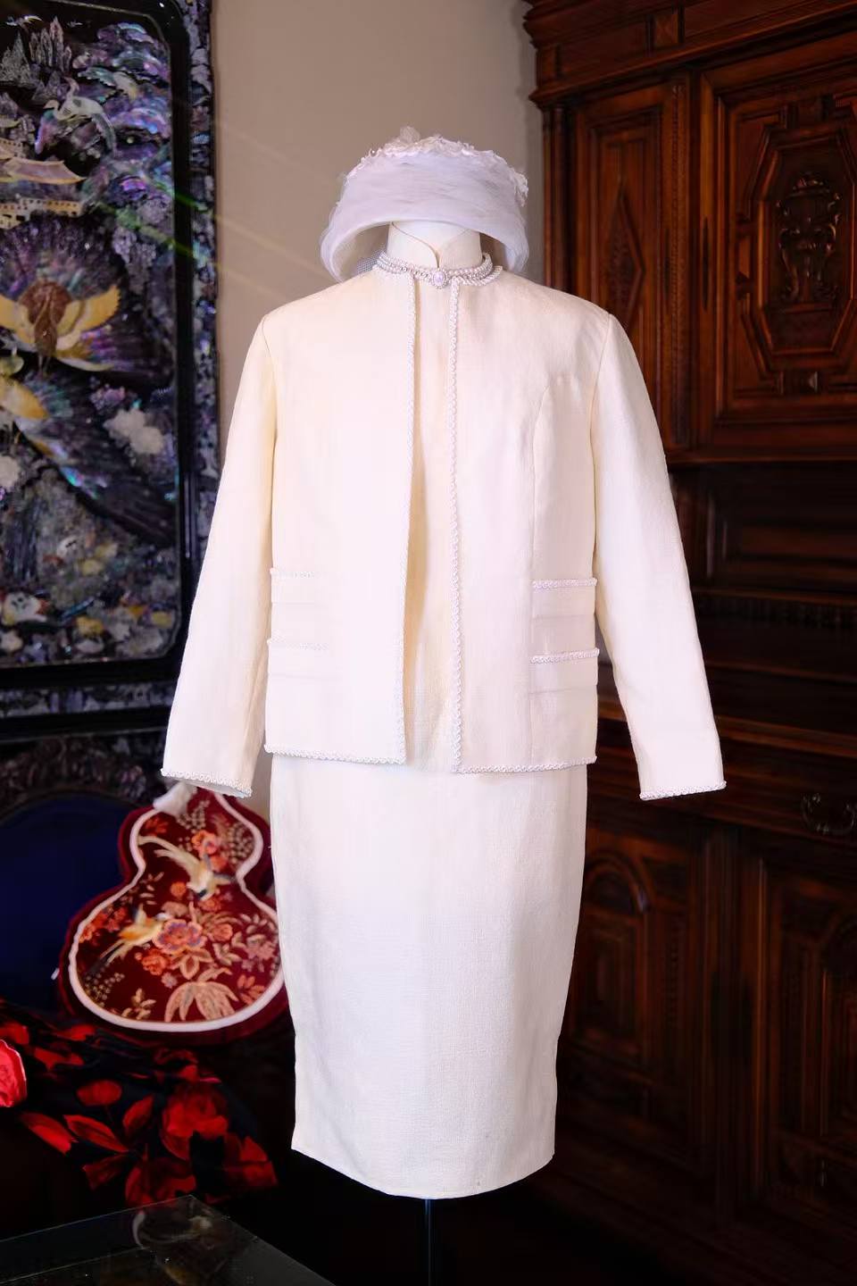 60年代 - 流光织梦：一件旗袍套装里的时代风华 | 1960s - Woven Splendor: The Eras of Elegance in a Qipao Ensemble