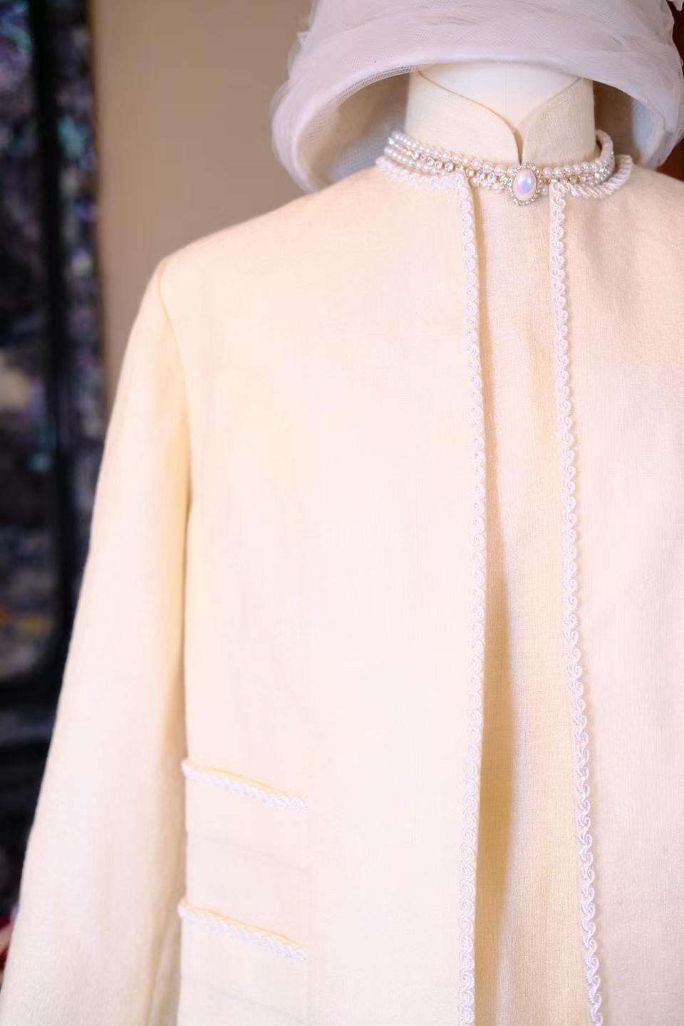 60年代 - 流光织梦：一件旗袍套装里的时代风华 | 1960s - Woven Splendor: The Eras of Elegance in a Qipao Ensemble