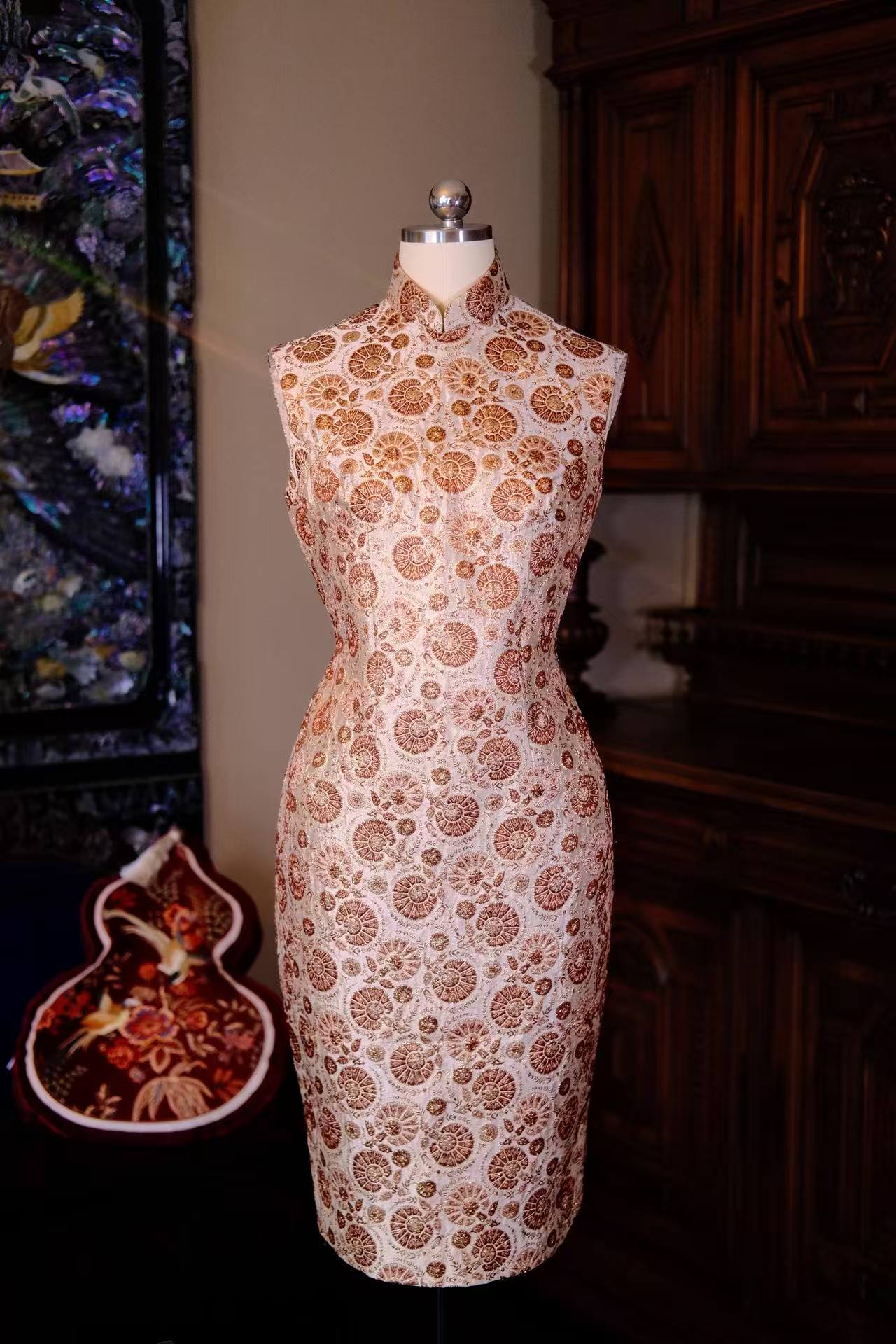 60年代 - 鎏金日冕：当意大利金线织就温哥华的冬日暖阳 | 1960s - Golden Corona: When Italian Metallic Thread Weaves the Winter Sun of Vancouver