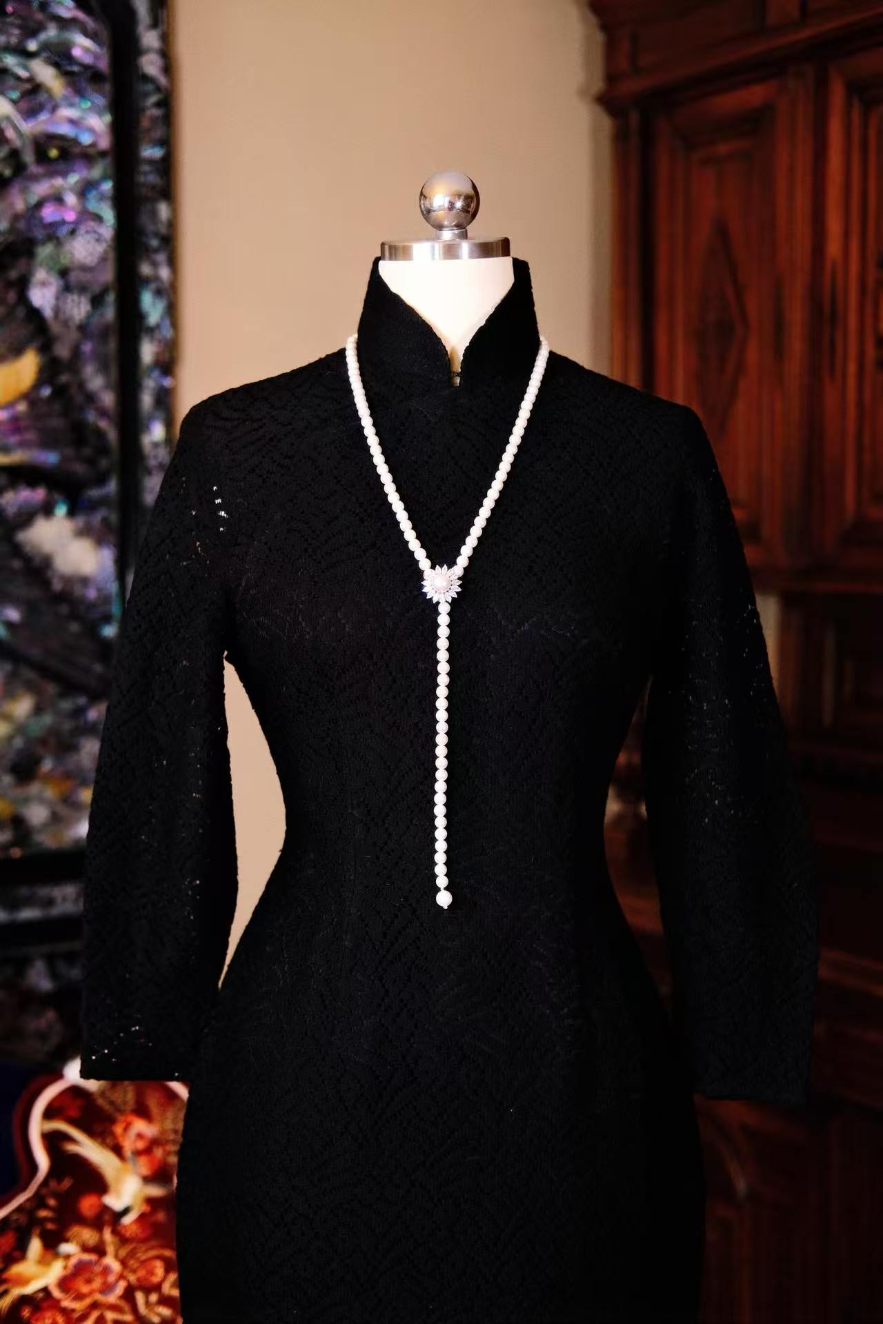 60年代 - 暗夜蕾丝：法国刺绣里的六十年代优雅_HY | 1960s - Midnight Lace: 1960s Elegance Rendered in French Embroidery_HY