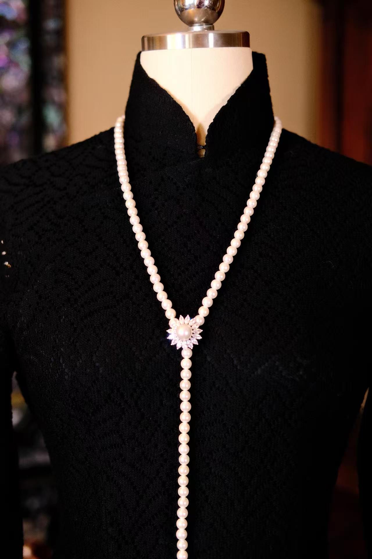 60年代 - 暗夜蕾丝：法国刺绣里的六十年代优雅_HY | 1960s - Midnight Lace: 1960s Elegance Rendered in French Embroidery_HY