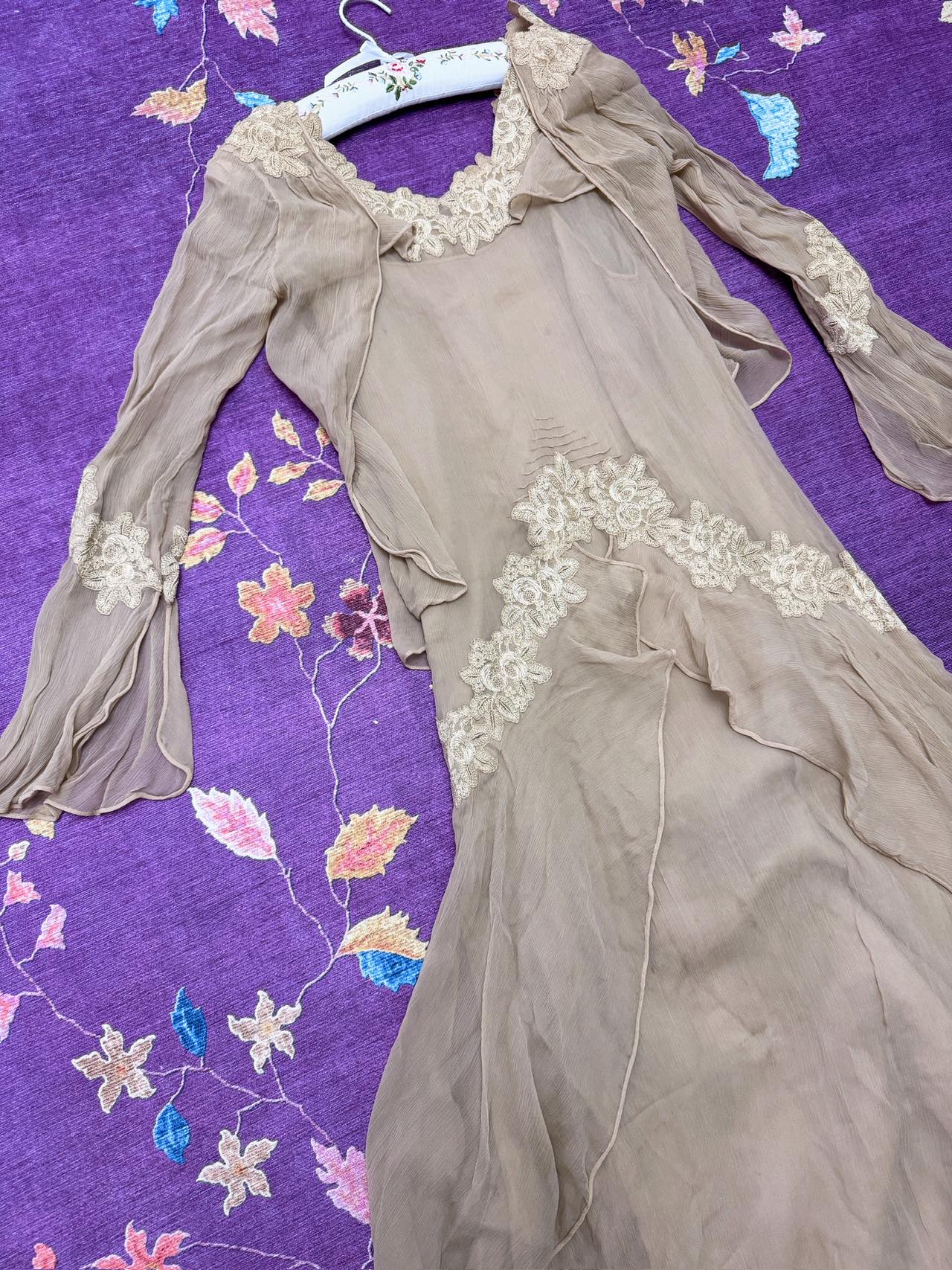 枫雪凝香：一件真丝薄纱法蕾古董裙的离散与归乡 | The Fragrance of Maple and Condensed Snow: The Diaspora and Homecoming of a 1920s Silk Tulle and French Lace Antique Gown