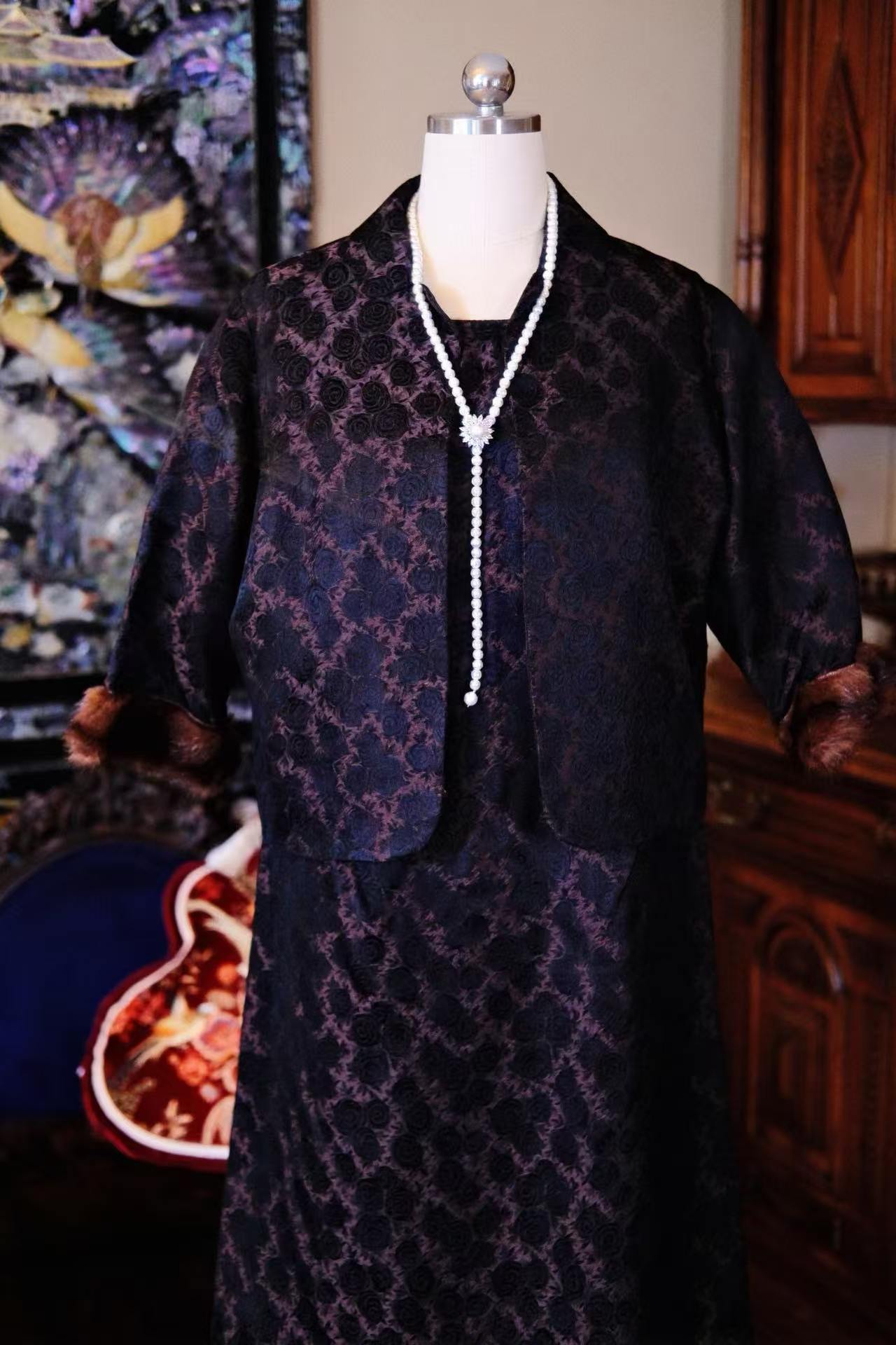 六十年代意式玫瑰提花套装：Woo女士的跨洋优雅史诗 | 1960s Italian Rose Jacquard Dress Set: Ms. Woo’s Transoceanic Epic of Elegance