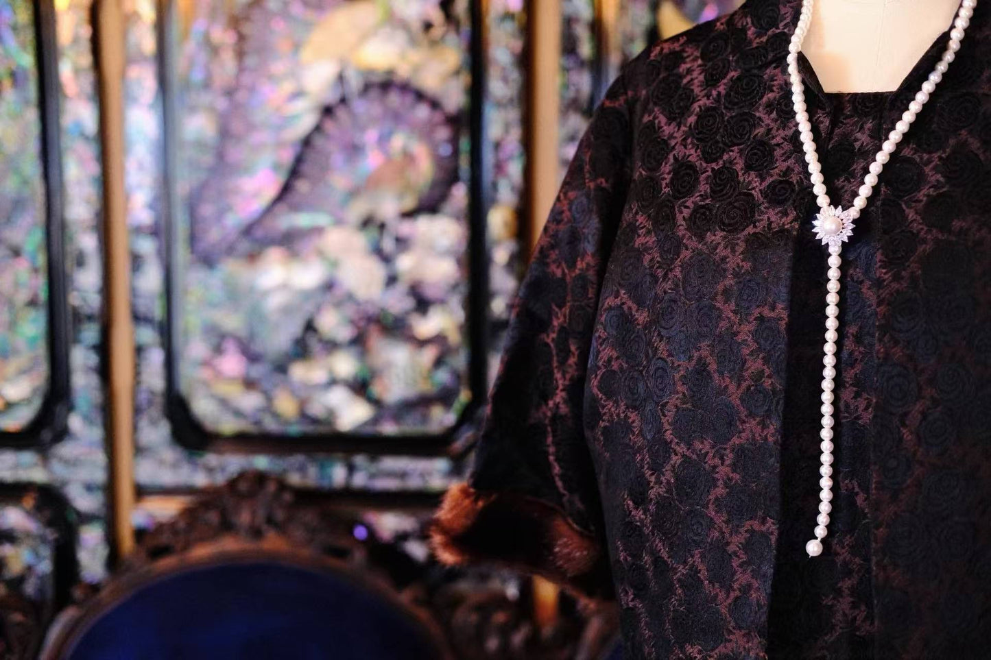 六十年代意式玫瑰提花套装：Woo女士的跨洋优雅史诗 | 1960s Italian Rose Jacquard Dress Set: Ms. Woo’s Transoceanic Epic of Elegance