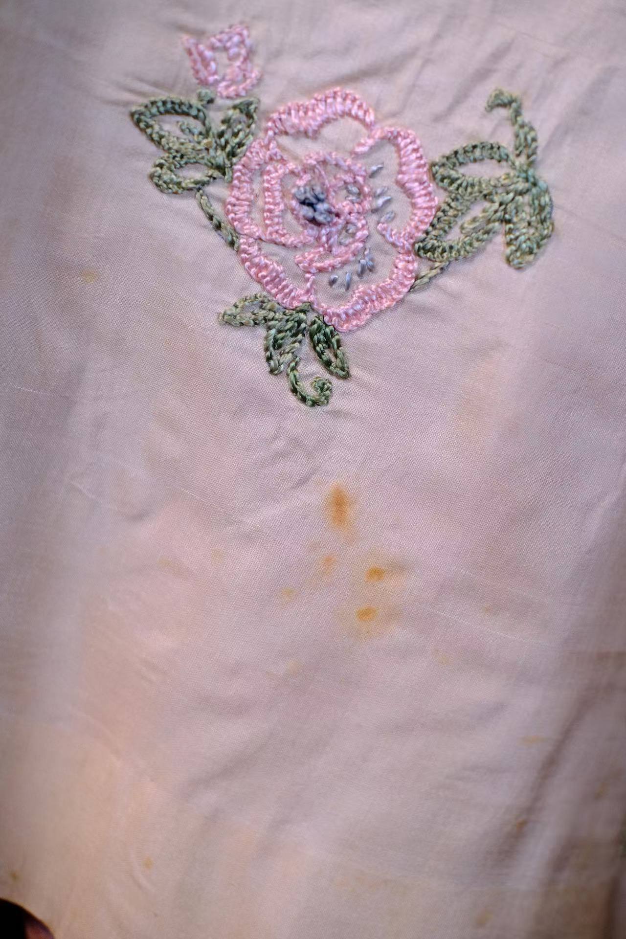 花间晨露：民国廿年浅粉双宫真丝刺绣晨袍 | Morning Dew Among Flowers: A Republic of China Year 20 (1930s) Pale Pink Shantung Silk Embroidered Morning Gown