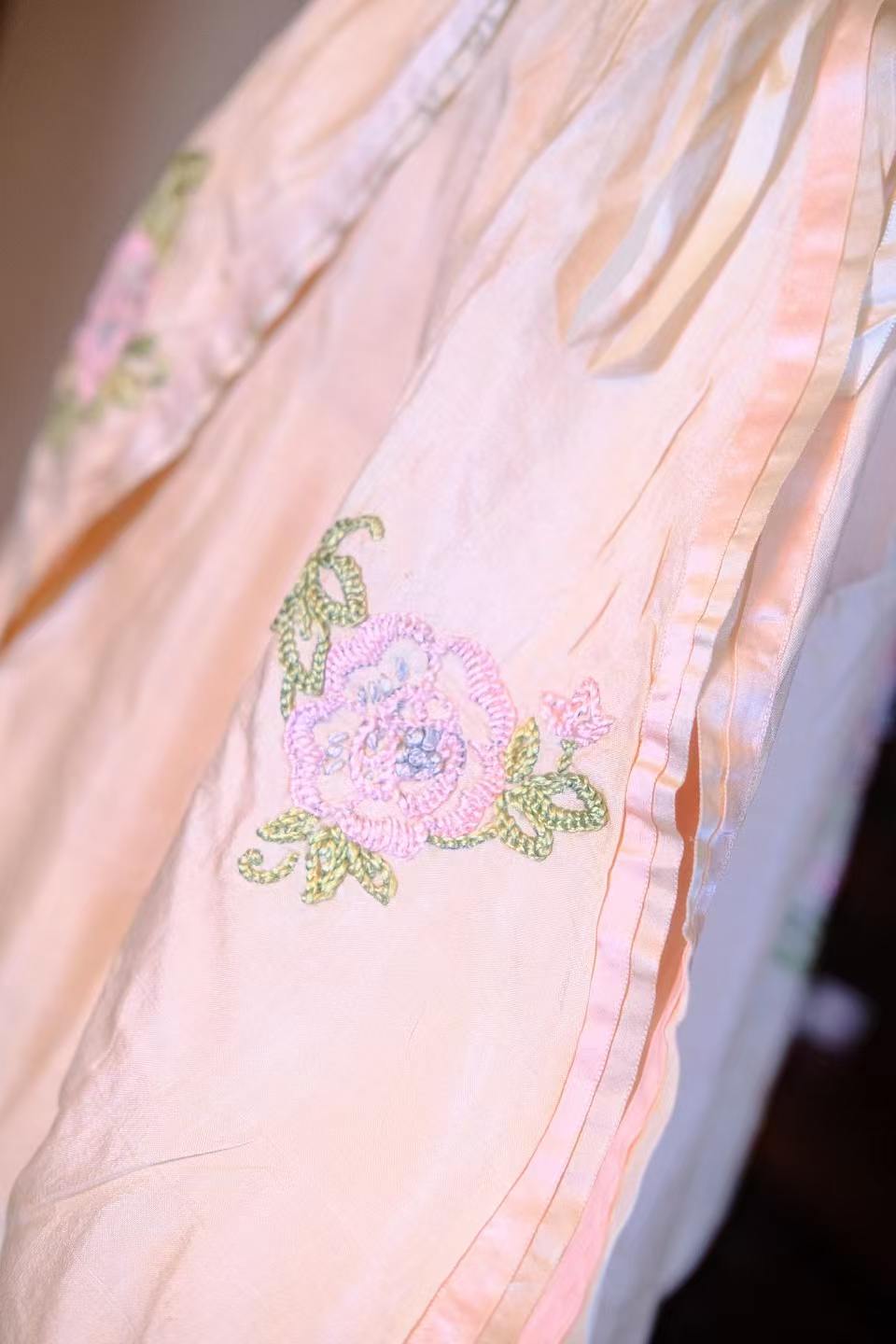 花间晨露：民国廿年浅粉双宫真丝刺绣晨袍 | Morning Dew Among Flowers: A Republic of China Year 20 (1930s) Pale Pink Shantung Silk Embroidered Morning Gown