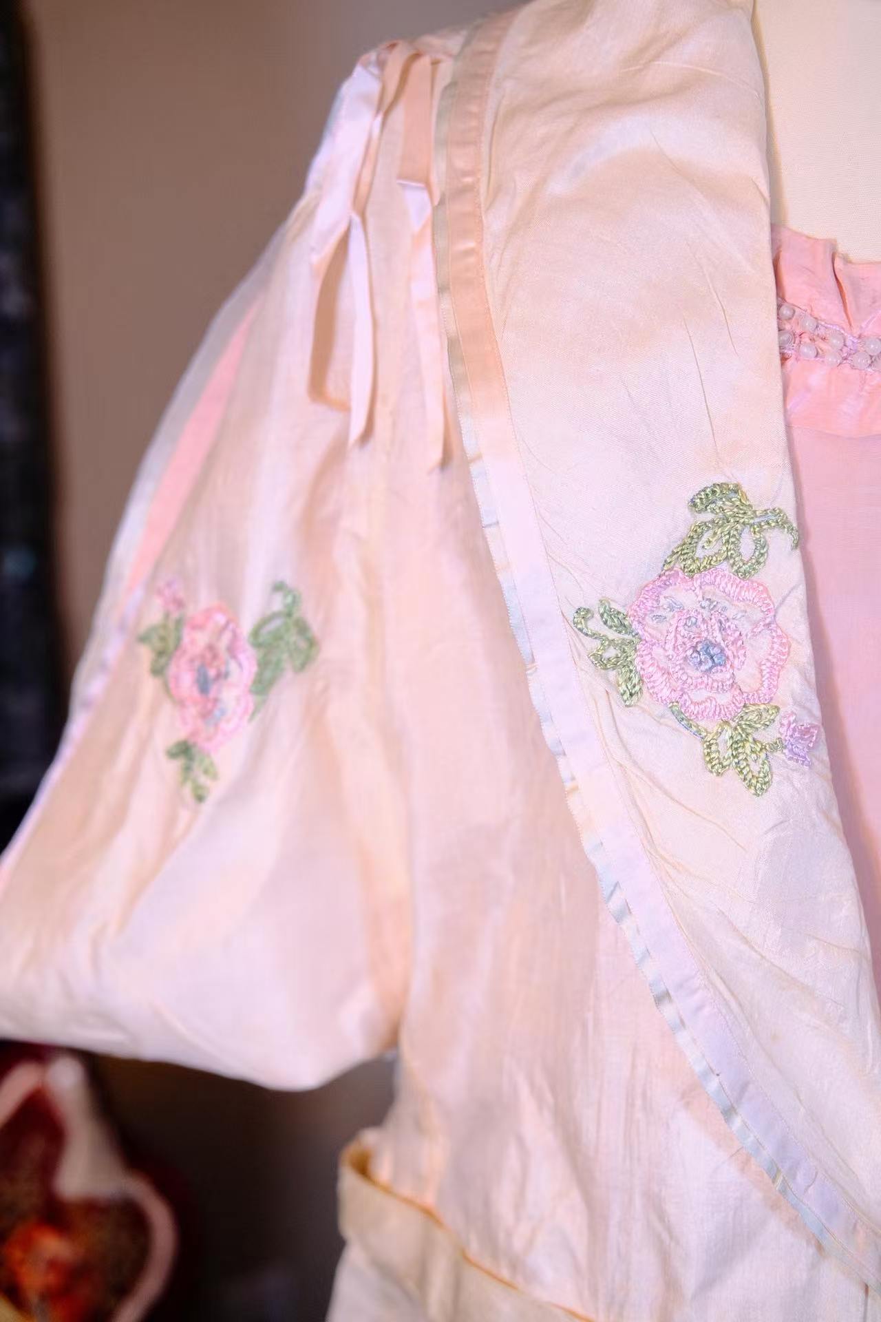 花间晨露：民国廿年浅粉双宫真丝刺绣晨袍 | Morning Dew Among Flowers: A Republic of China Year 20 (1930s) Pale Pink Shantung Silk Embroidered Morning Gown