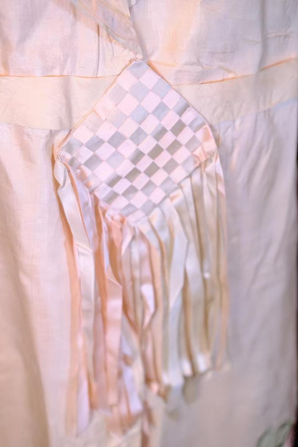 花间晨露：民国廿年浅粉双宫真丝刺绣晨袍 | Morning Dew Among Flowers: A Republic of China Year 20 (1930s) Pale Pink Shantung Silk Embroidered Morning Gown
