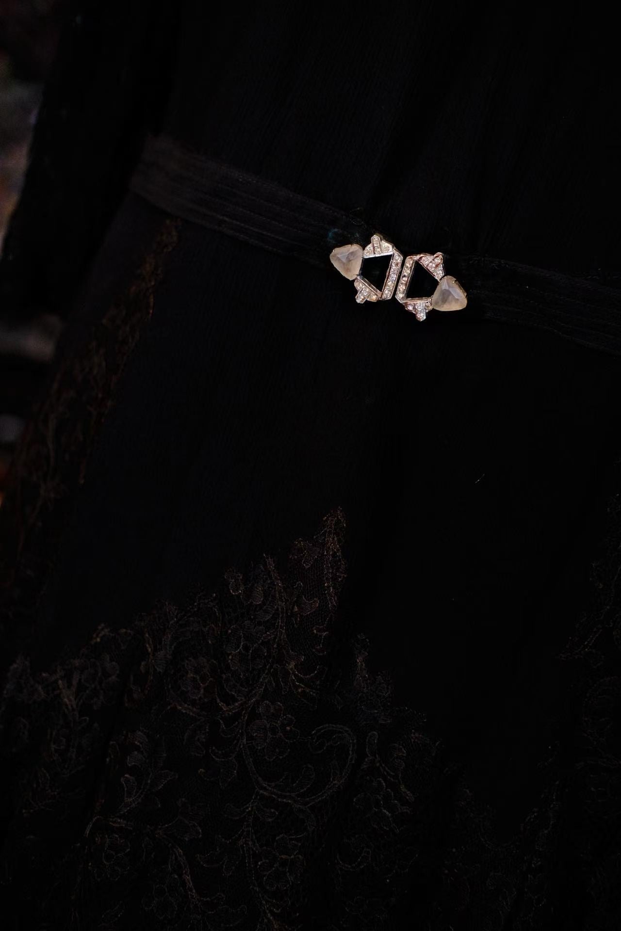 黑金夜曲：民国廿年真丝蕾丝Art Deco长裙与蔷薇私语_HY | Dark Gold Nocturne: A Republic of China Year 20 (1930s) Silk Lace Art Deco Long Dress and Whispering Roses_HY