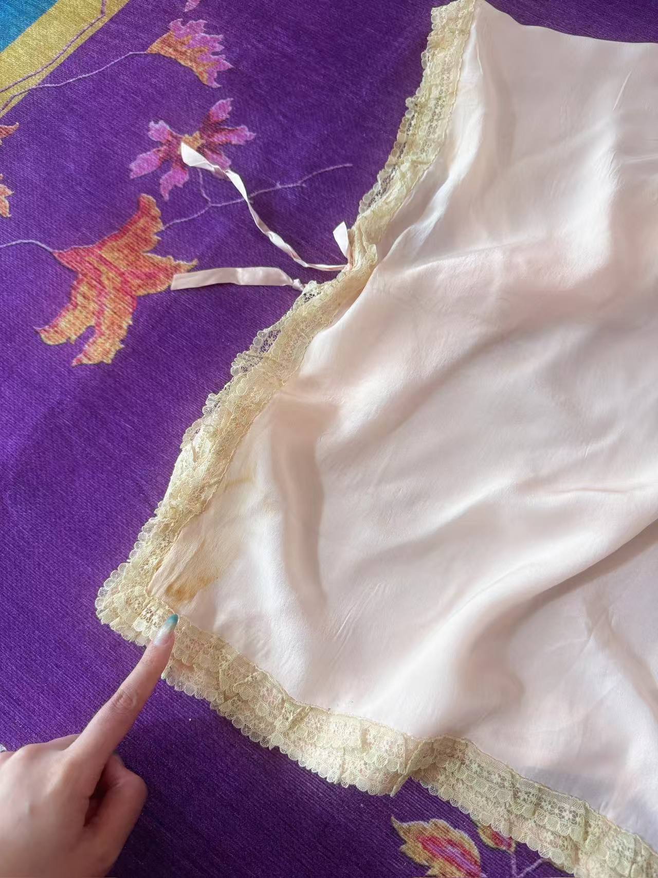 月白蕾丝：民国三十年真丝手工法蕾睡衣外套与“晨间私语” | Moon-White Lace: A Republic of China Year 30 (1940s) Silk Handcrafted French Lace Pajama Coat and "Morning Whispers"