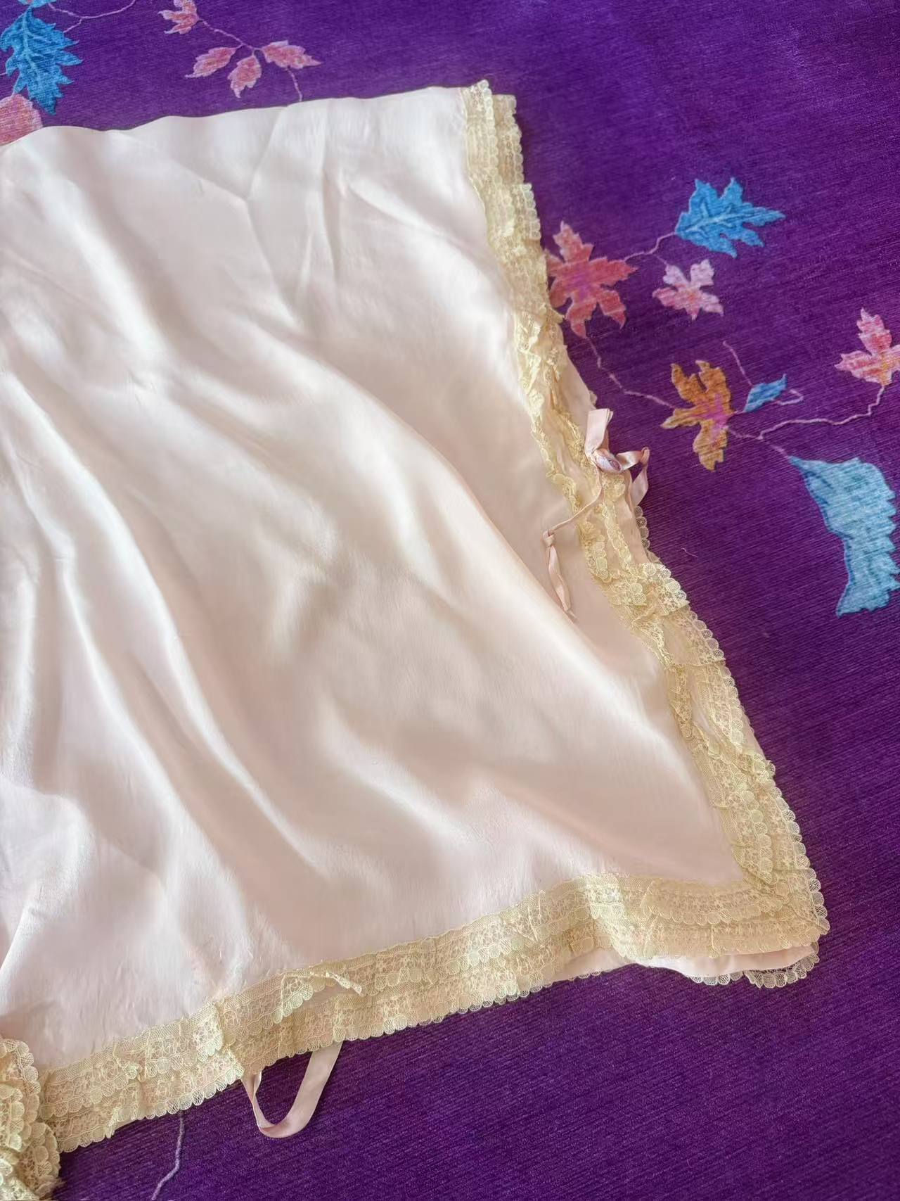 月白蕾丝：民国三十年真丝手工法蕾睡衣外套与“晨间私语” | Moon-White Lace: A Republic of China Year 30 (1940s) Silk Handcrafted French Lace Pajama Coat and "Morning Whispers"