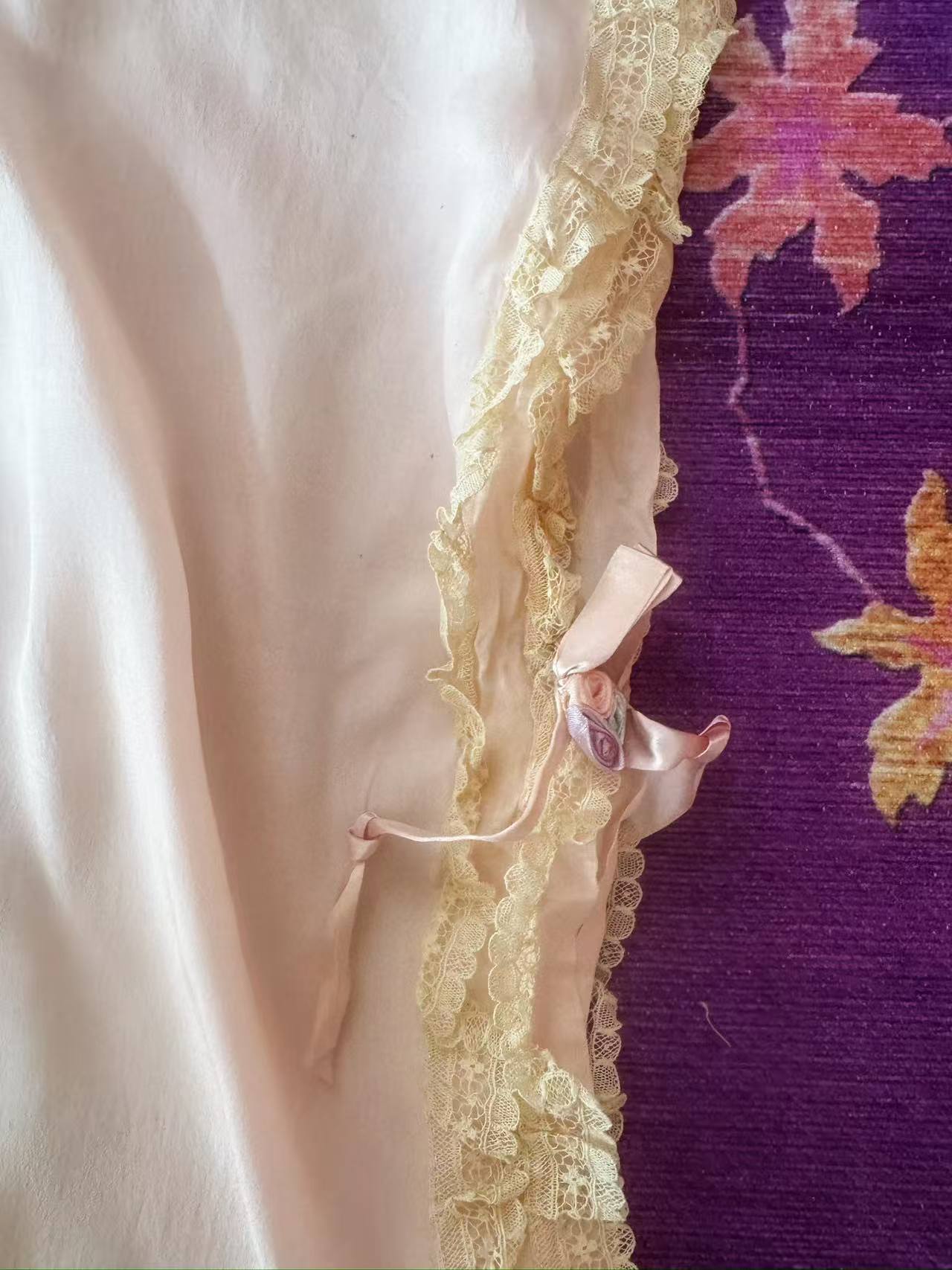 月白蕾丝：民国三十年真丝手工法蕾睡衣外套与“晨间私语” | Moon-White Lace: A Republic of China Year 30 (1940s) Silk Handcrafted French Lace Pajama Coat and "Morning Whispers"