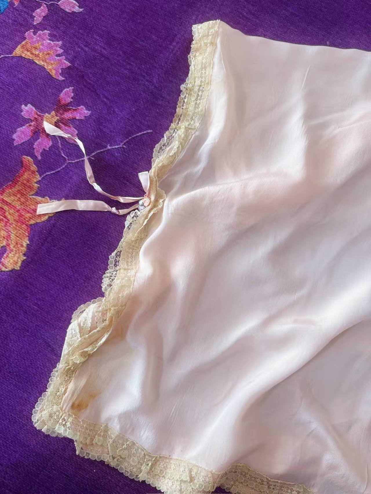 月白蕾丝：民国三十年真丝手工法蕾睡衣外套与“晨间私语” | Moon-White Lace: A Republic of China Year 30 (1940s) Silk Handcrafted French Lace Pajama Coat and "Morning Whispers"