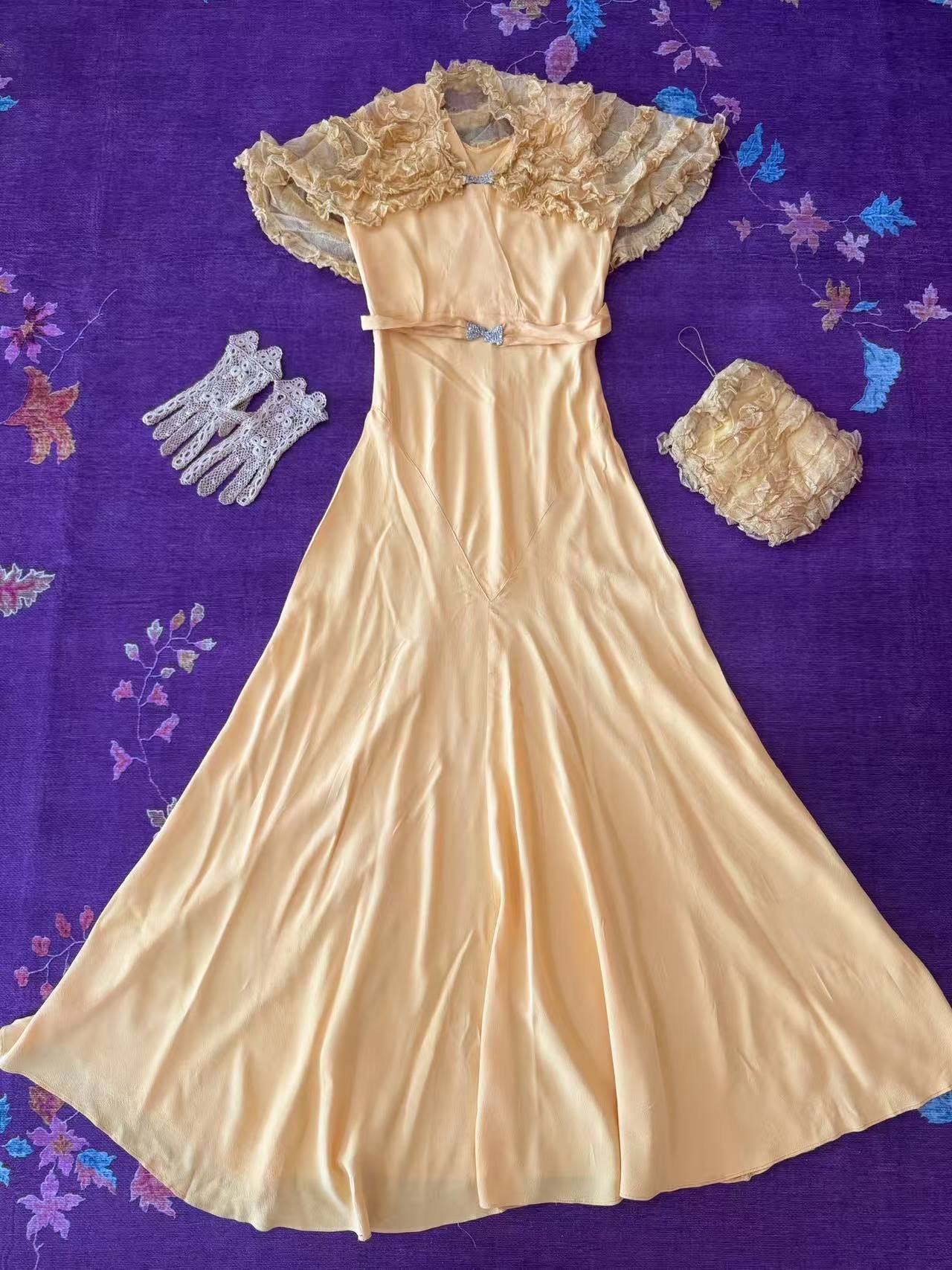 云肩流金：民国三十年Art Deco真丝礼服与“海派旧梦” | Gilded Cloud Shoulder: A Republic of China Year 30 (1940s) Art Deco Silk Gown and "Shanghai-Style Old Dreams"