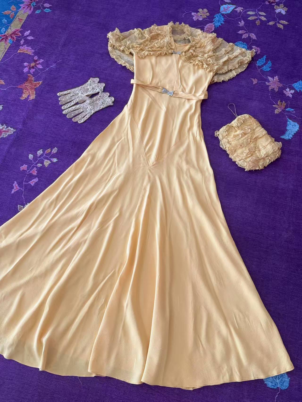 云肩流金：民国三十年Art Deco真丝礼服与“海派旧梦” | Gilded Cloud Shoulder: A Republic of China Year 30 (1940s) Art Deco Silk Gown and "Shanghai-Style Old Dreams"
