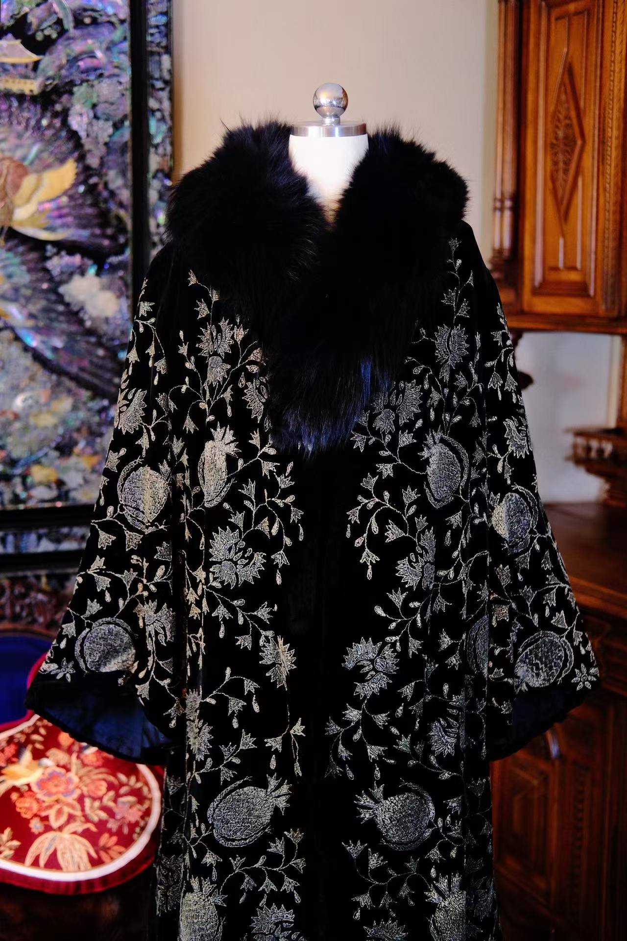 夜幕加冕：民国二十年代天鹅绒烫金大衣的“流金岁月” | Nightfall Coronation: A Study of a 1920s Velvet Gilded Coat and "Gilded Years"