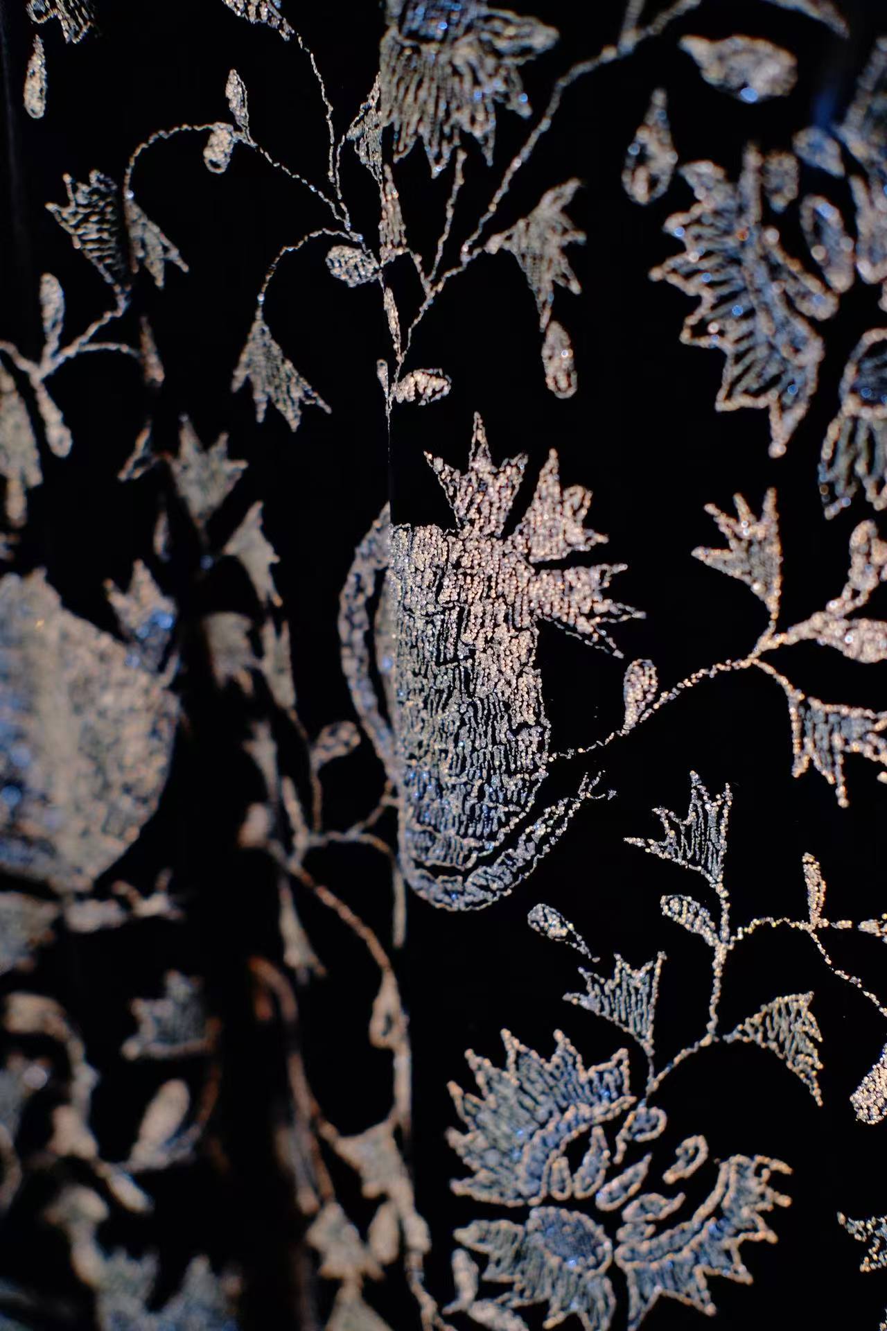 夜幕加冕：民国二十年代天鹅绒烫金大衣的“流金岁月” | Nightfall Coronation: A Study of a 1920s Velvet Gilded Coat and "Gilded Years"