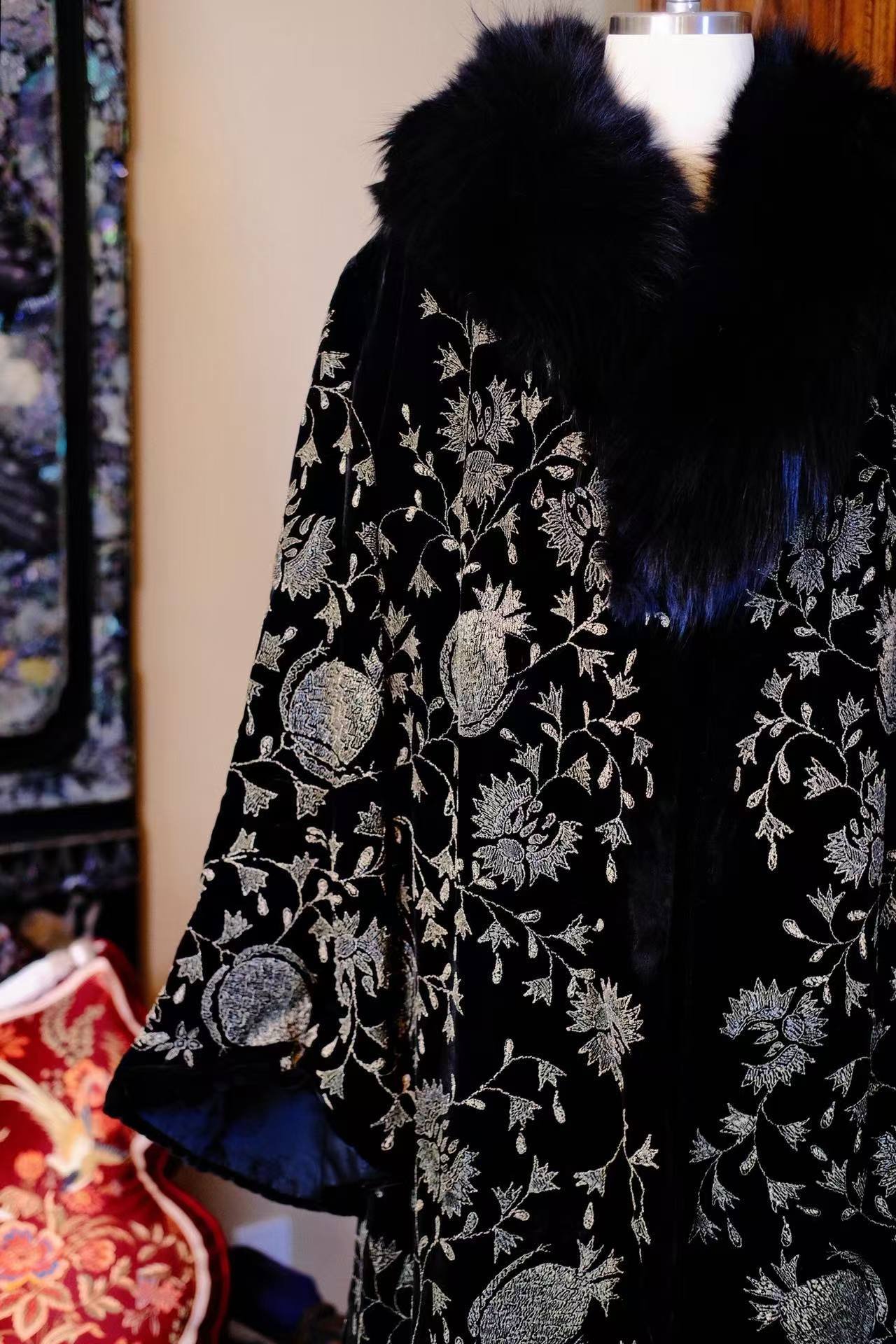 夜幕加冕：民国二十年代天鹅绒烫金大衣的“流金岁月” | Nightfall Coronation: A Study of a 1920s Velvet Gilded Coat and "Gilded Years"