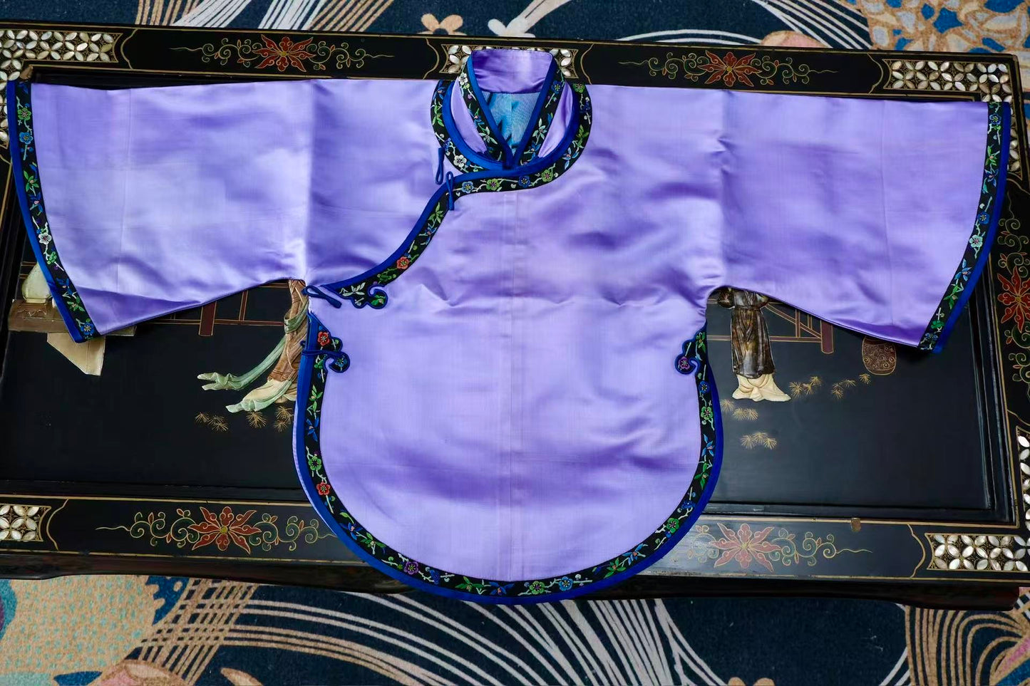 紫缎藏春：一件民国倒大袖上衣的时光絮语 | Spring Concealed Within Purple Satin: The Whispering Time of a Republic of China Wide-Sleeved Top