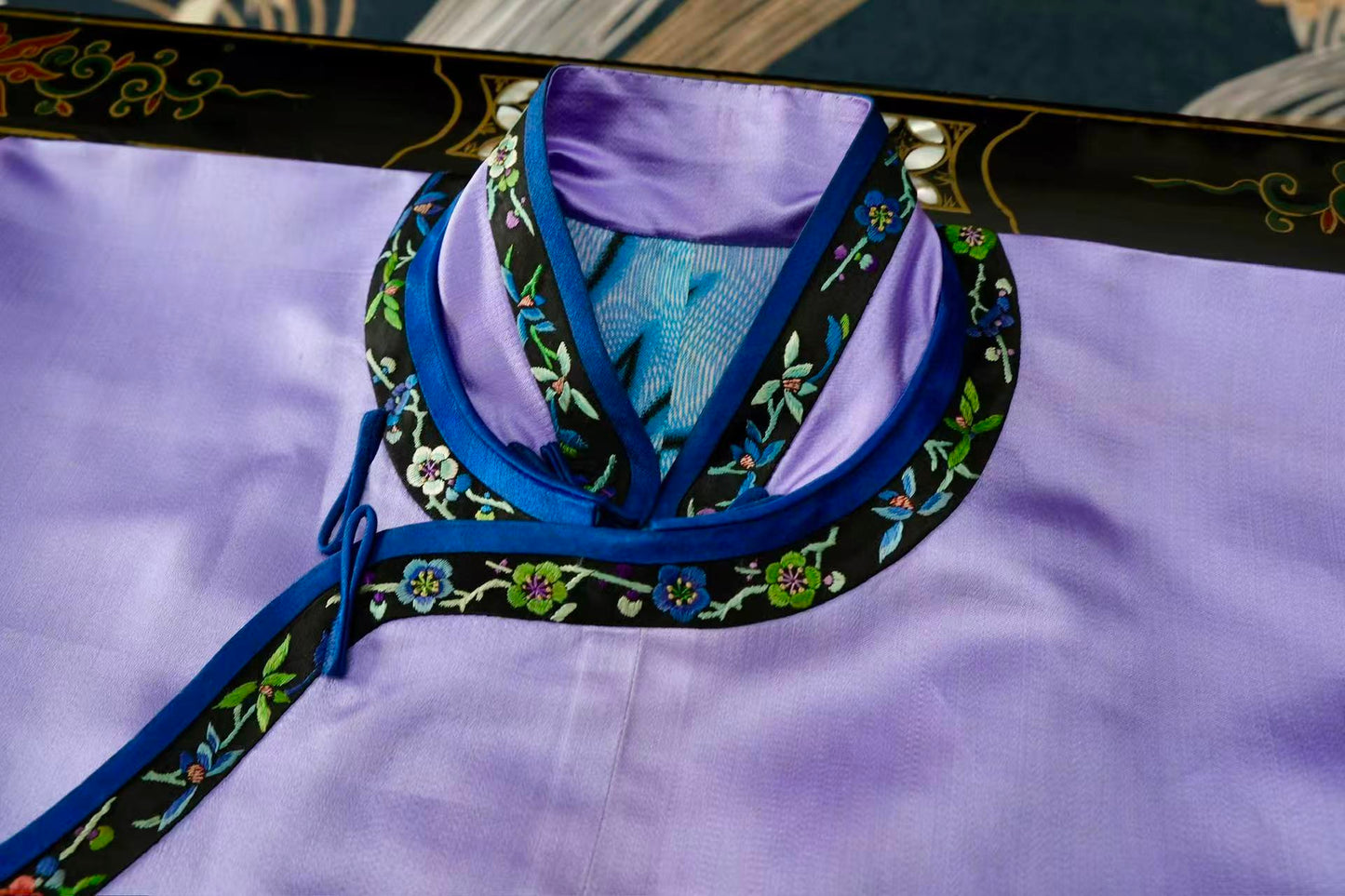 紫缎藏春：一件民国倒大袖上衣的时光絮语 | Spring Concealed Within Purple Satin: The Whispering Time of a Republic of China Wide-Sleeved Top
