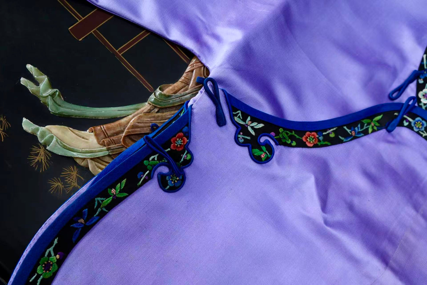 紫缎藏春：一件民国倒大袖上衣的时光絮语 | Spring Concealed Within Purple Satin: The Whispering Time of a Republic of China Wide-Sleeved Top