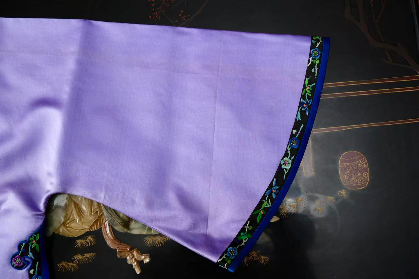 紫缎藏春：一件民国倒大袖上衣的时光絮语 | Spring Concealed Within Purple Satin: The Whispering Time of a Republic of China Wide-Sleeved Top