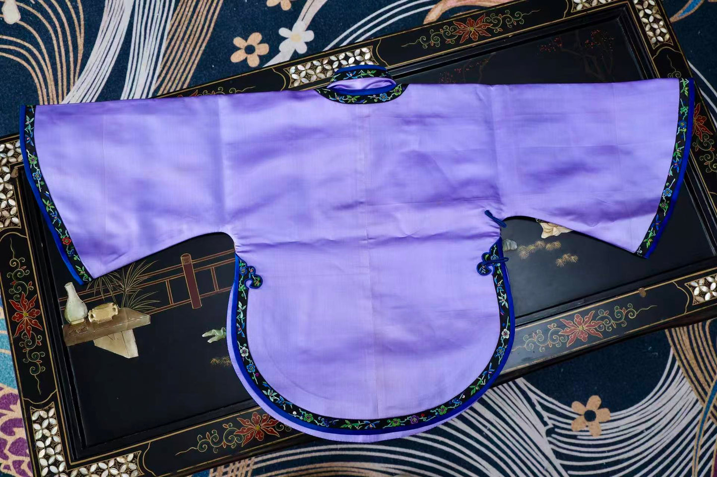 紫缎藏春：一件民国倒大袖上衣的时光絮语 | Spring Concealed Within Purple Satin: The Whispering Time of a Republic of China Wide-Sleeved Top