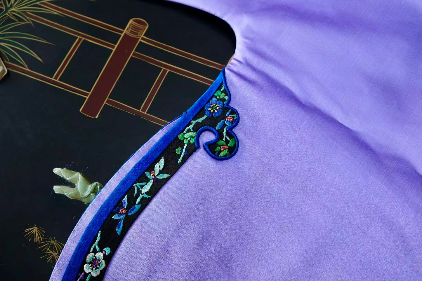 紫缎藏春：一件民国倒大袖上衣的时光絮语 | Spring Concealed Within Purple Satin: The Whispering Time of a Republic of China Wide-Sleeved Top