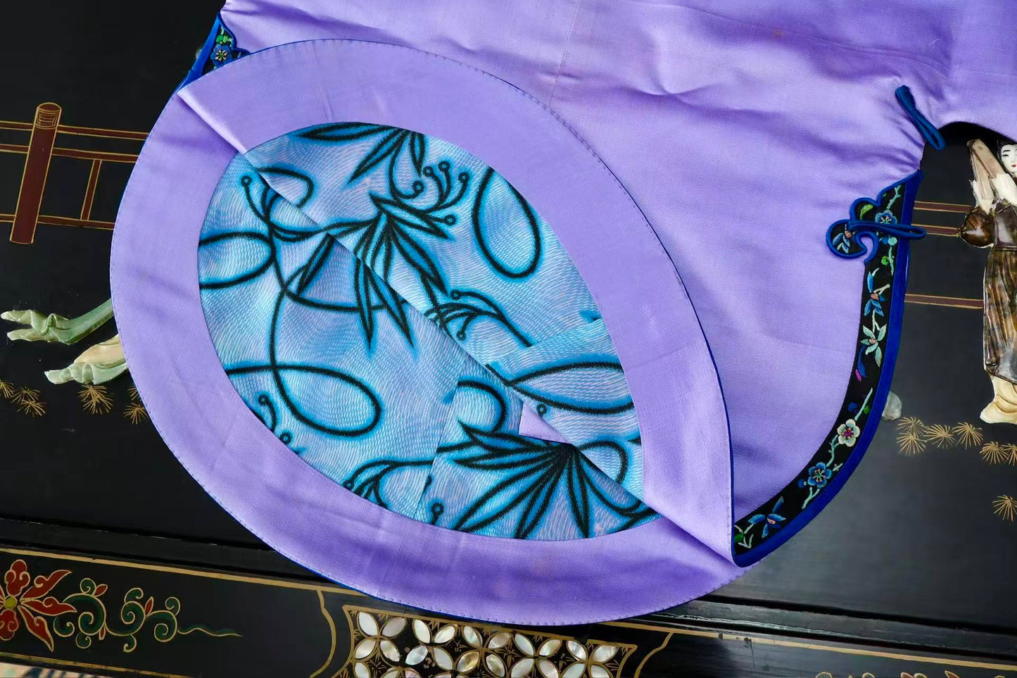 紫缎藏春：一件民国倒大袖上衣的时光絮语 | Spring Concealed Within Purple Satin: The Whispering Time of a Republic of China Wide-Sleeved Top