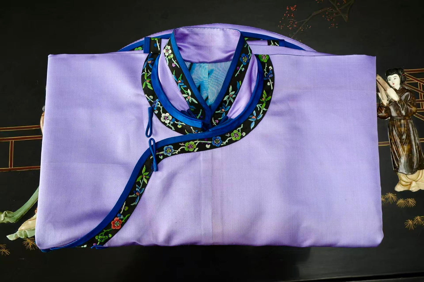 紫缎藏春：一件民国倒大袖上衣的时光絮语 | Spring Concealed Within Purple Satin: The Whispering Time of a Republic of China Wide-Sleeved Top