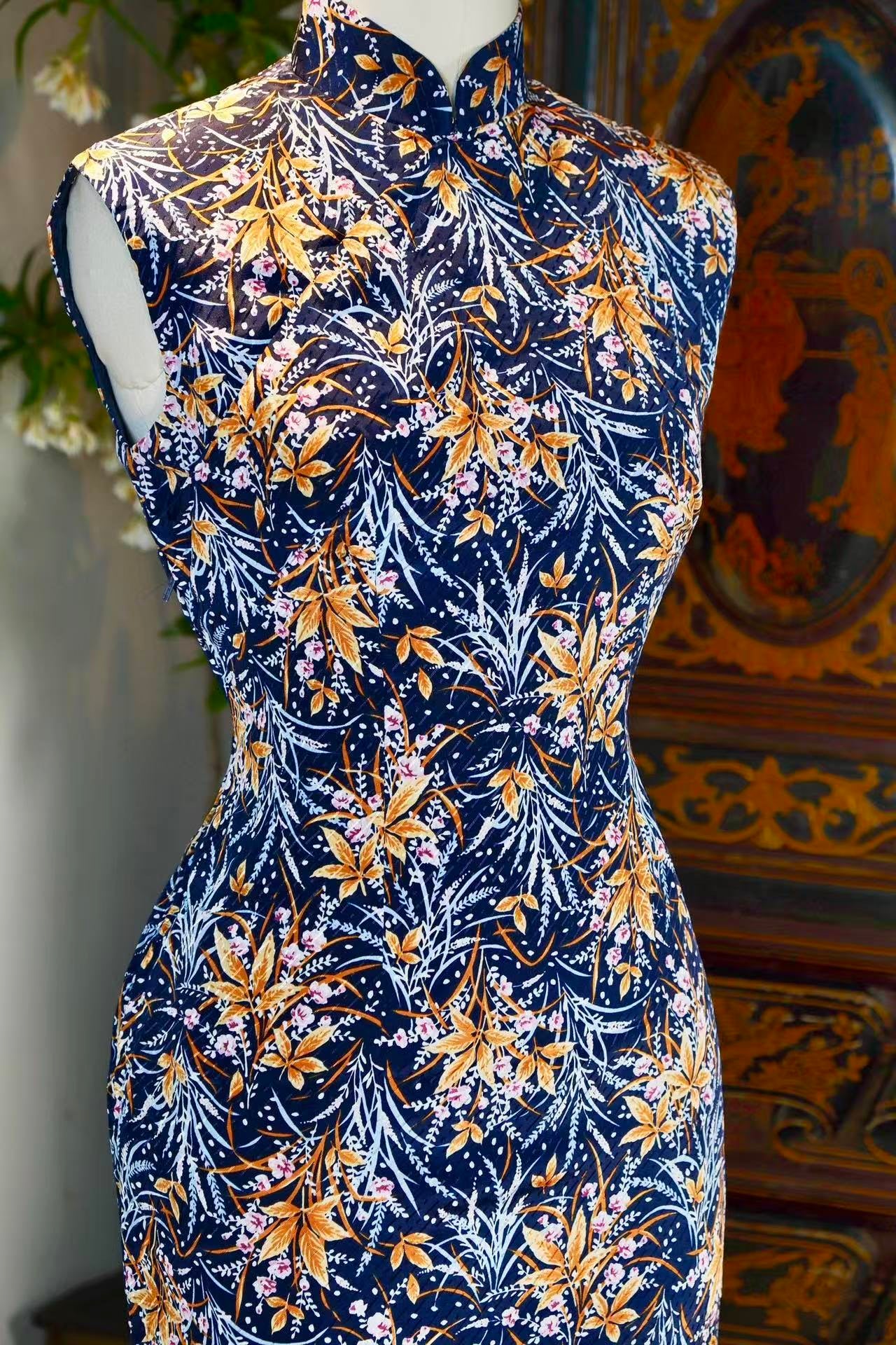60年代 - 月华暗涌·六十年代香港深蓝提花绸橙黄枫叶印花古董旗袍 | 1960s - Surging Moonlight: A 1960s Hong Kong Vintage Deep Navy Jacquard Silk Cheongsam with Orange Maple Leaf Print