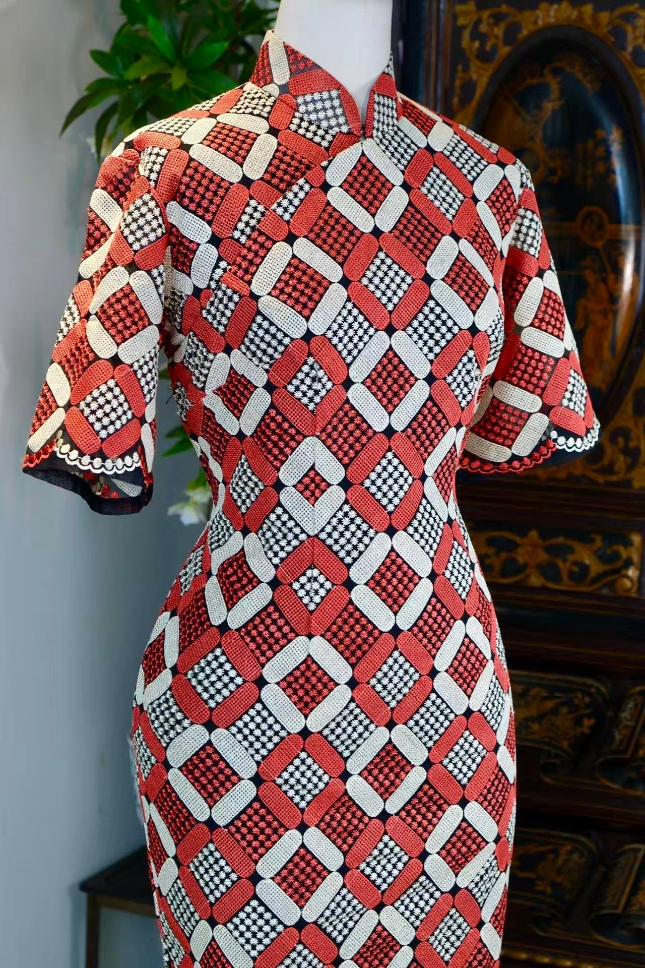 60年代 - 六十年代·几何绮梦台湾产机器绣花蕾丝古董旗袍 | 1960s - 1960s "Geometric Dream": Taiwanese Machine-Embroidered Lace Antique Qipao