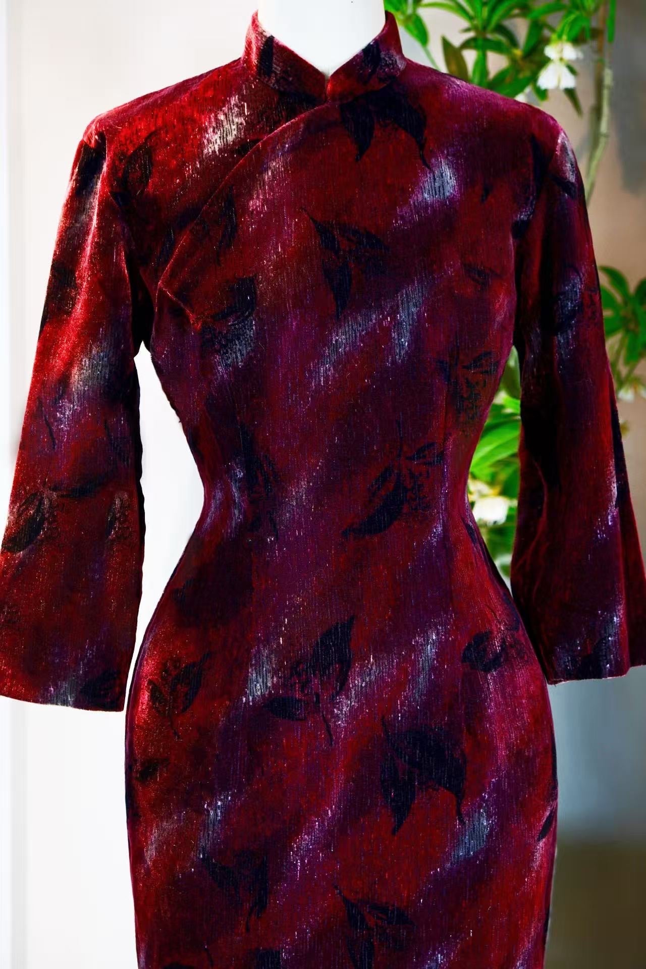 60年代 - 香港手绘丝绒古董旗袍 | 1960s - A Vintage 1960s Hong Kong Hand-Painted Velvet Cheongsam