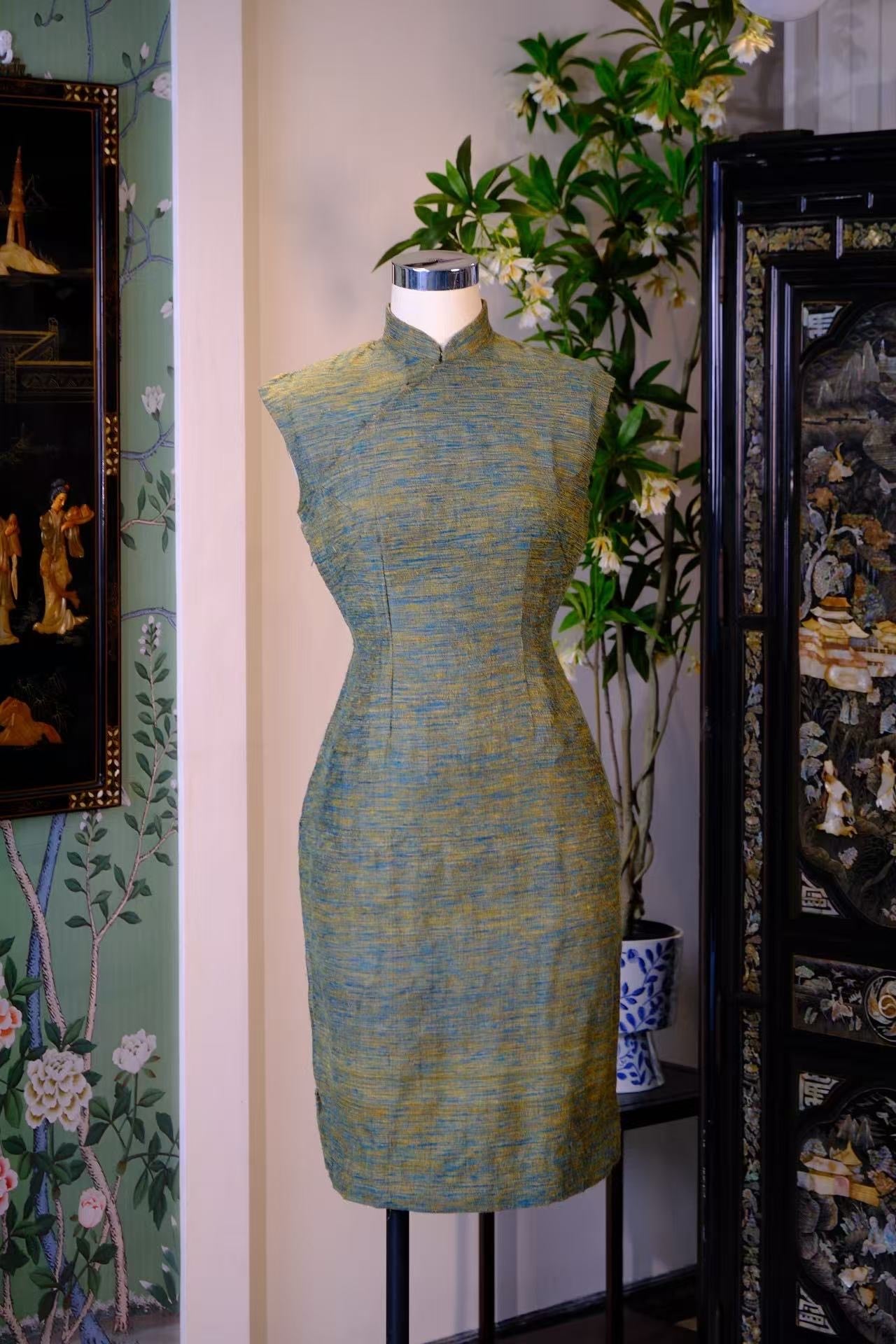 60年代 - 【山海青黛】Vintage 60年代 青金沙色肌理无袖极简旗袍 | 1960s - 【Jade & Gold Shimmer】Vintage 60s Sleeveless Qipao with Teal-Gold Slub-Effect Texture