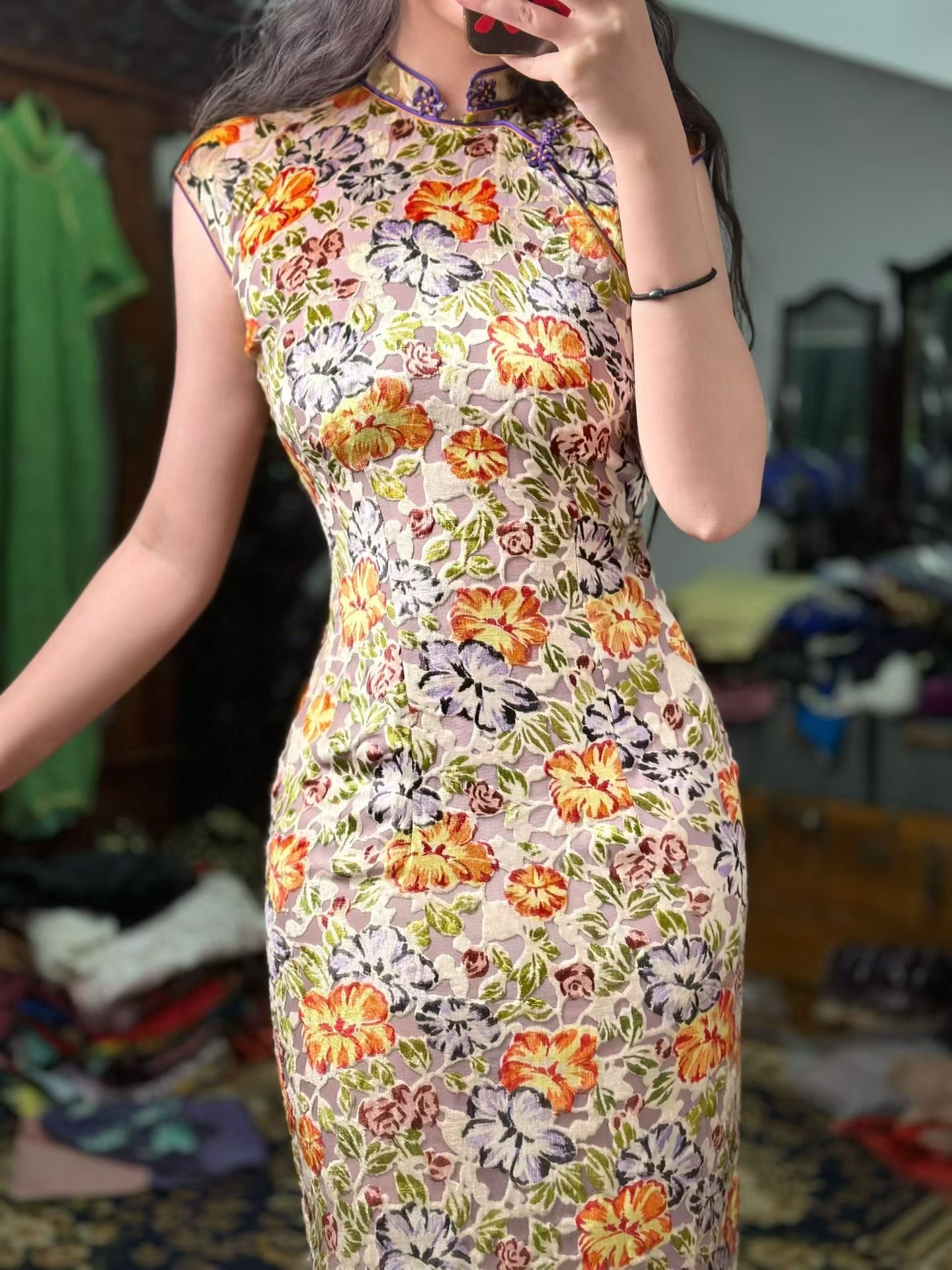 40年代 - 1940年代海派名店“霞飞女服”出品：藕色地烧花丝绒牵牛花纹印花旗袍（张信哲先生珍藏）| 1940s -  A 1940s Haipai Masterpiece by Avenue Joffre Ladies' Wear：Devoré Velvet Qipao with Morning Glory Print (The Jeff Chang Collection)