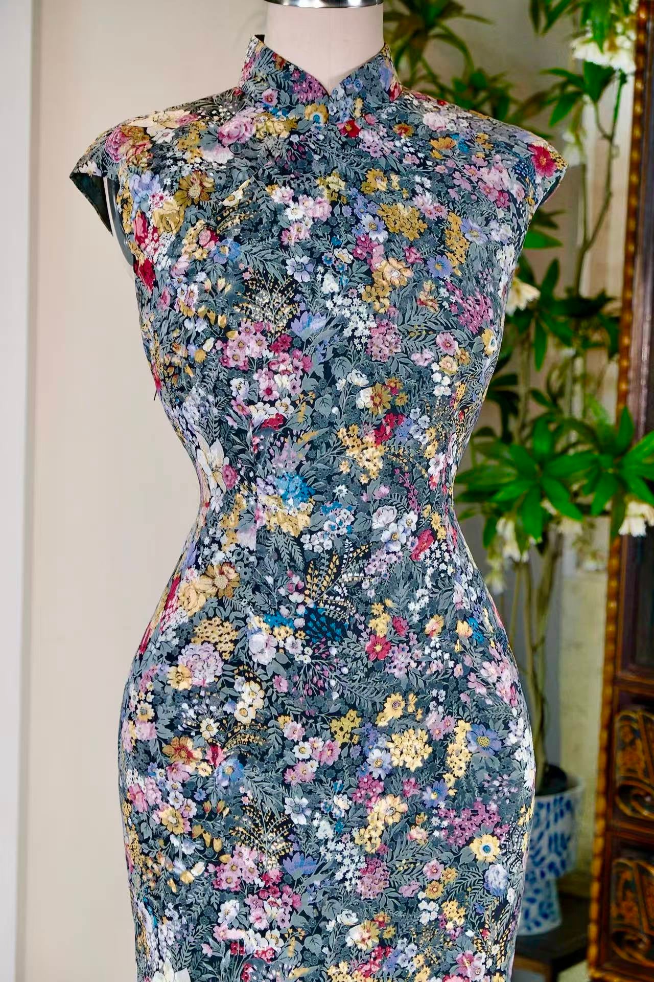 60年代 - 灰蓝底“满地娇”百花不落地印花古董旗袍 | 1960s - A Vintage "Hundred Flowers Never Landing" Floral Print Cheongsam on Gray-Blue Base