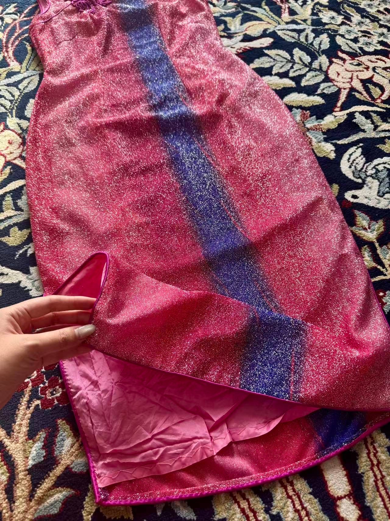 60年代 - 六十年代香港织银渐变嵌丝硬花扣古董旗袍：流光碎影里的东方美学史诗 | 1960s - 1960s Hong Kong Silver-Woven Gradient Qipao with Inlaid Hard-Floral Frogs: An Oriental Epic of Shimmering Light