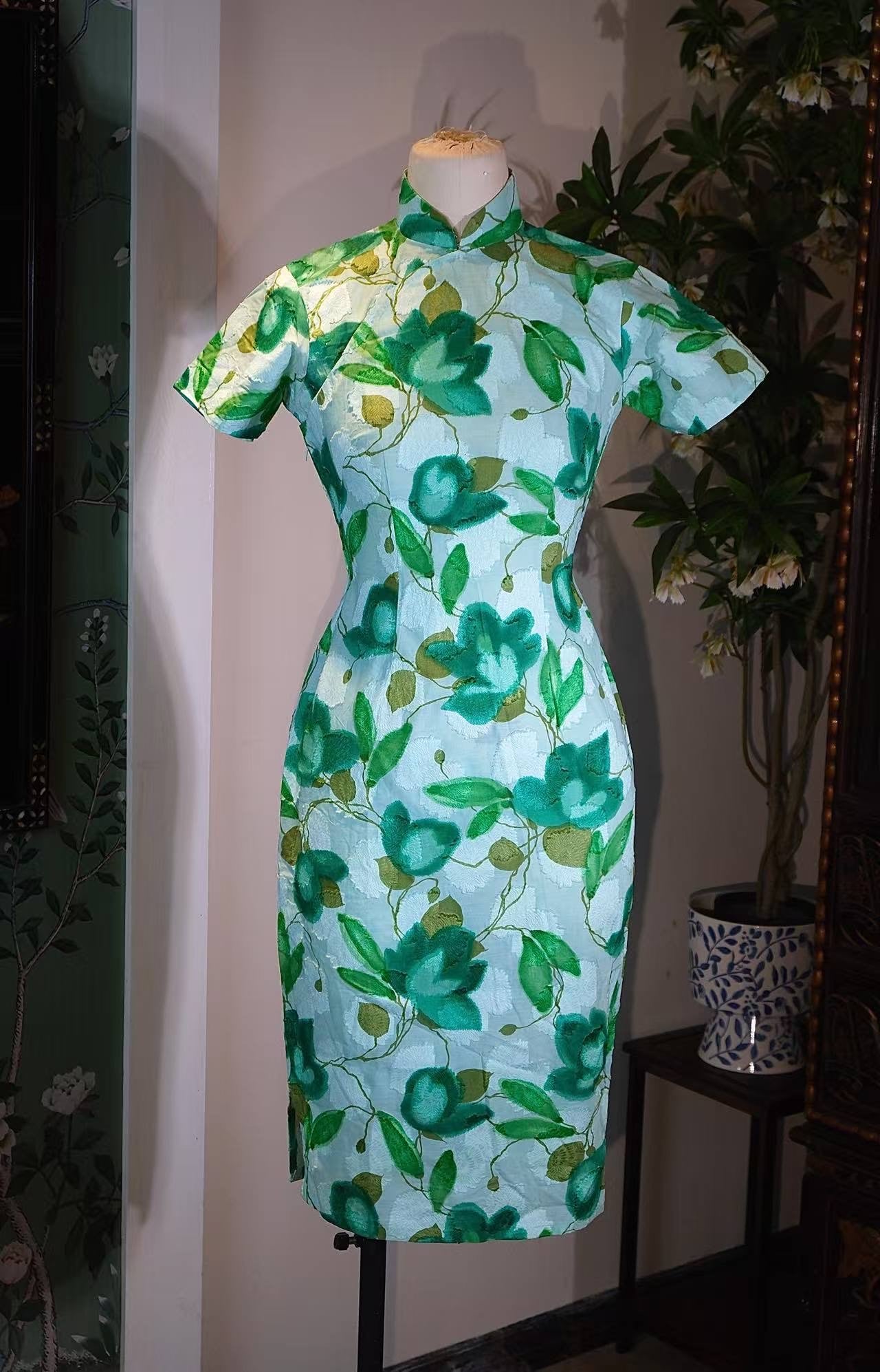 50年代 - 翠影凝缃：五十年代港工提花棉旗袍的艺术考释 | 1950s - Emerald Shadows on Pale Scrolls: An Artistic Analysis of a 1950s Hong Kong Jacquard Cotton Cheongsam