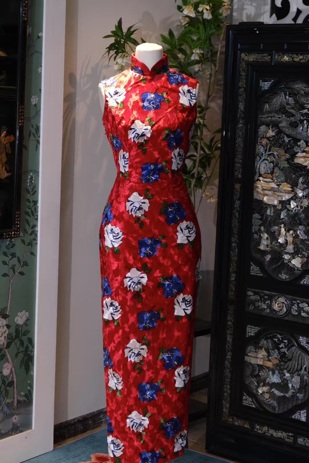 60年代 - 六十年代・烈焰絲絨・壓花玫瑰・曳地古董旗袍 / 1960s - The Sixties Scarlet - Embossed Velvet Rose - Floor-Length Antique Qipao