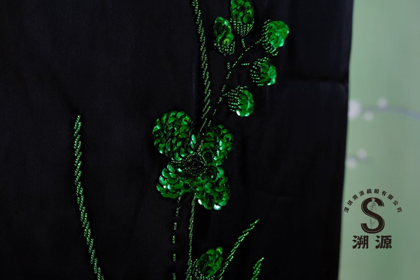 客订结缘 - 墨玉翠藤•黑缎祖母绿亮片刺绣短袖旗袍 |  Customized Design - Emerald Vine: Black Satin Cheongsam with Emerald Sequin & Beaded Embroidery
