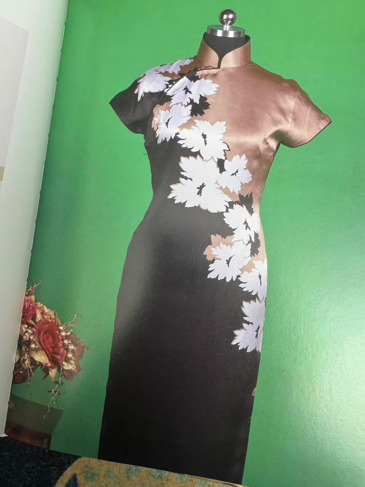 60年代 - 墨舞清韵·钴蓝写意花卉斜纹古董旗袍 | 1960s - The Ink Scroll: Cobalt Floral Xieyi Qipao of the Sixties