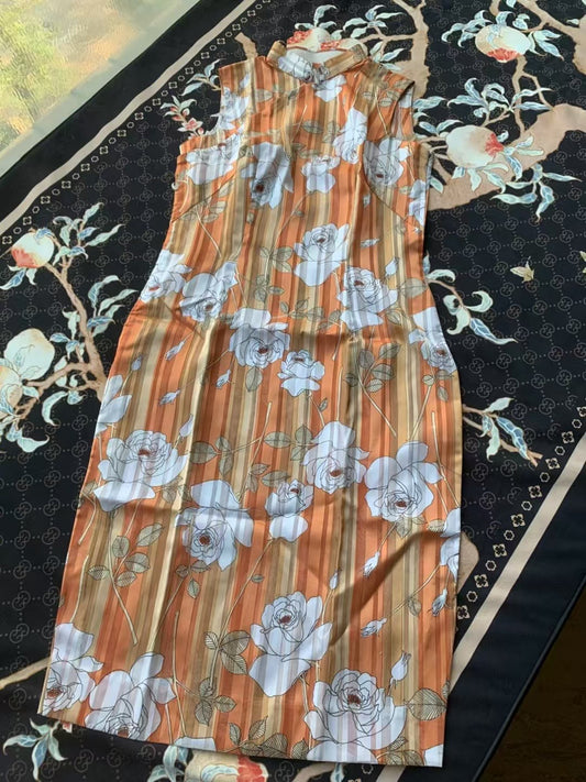60年代 -《六十年代光晕·橙棕条纹白玫瑰无袖旗袍》| 1960s - 《Sixties Halo·The Orange-Brown Stripe Sleeveless Qipao with White Roses》