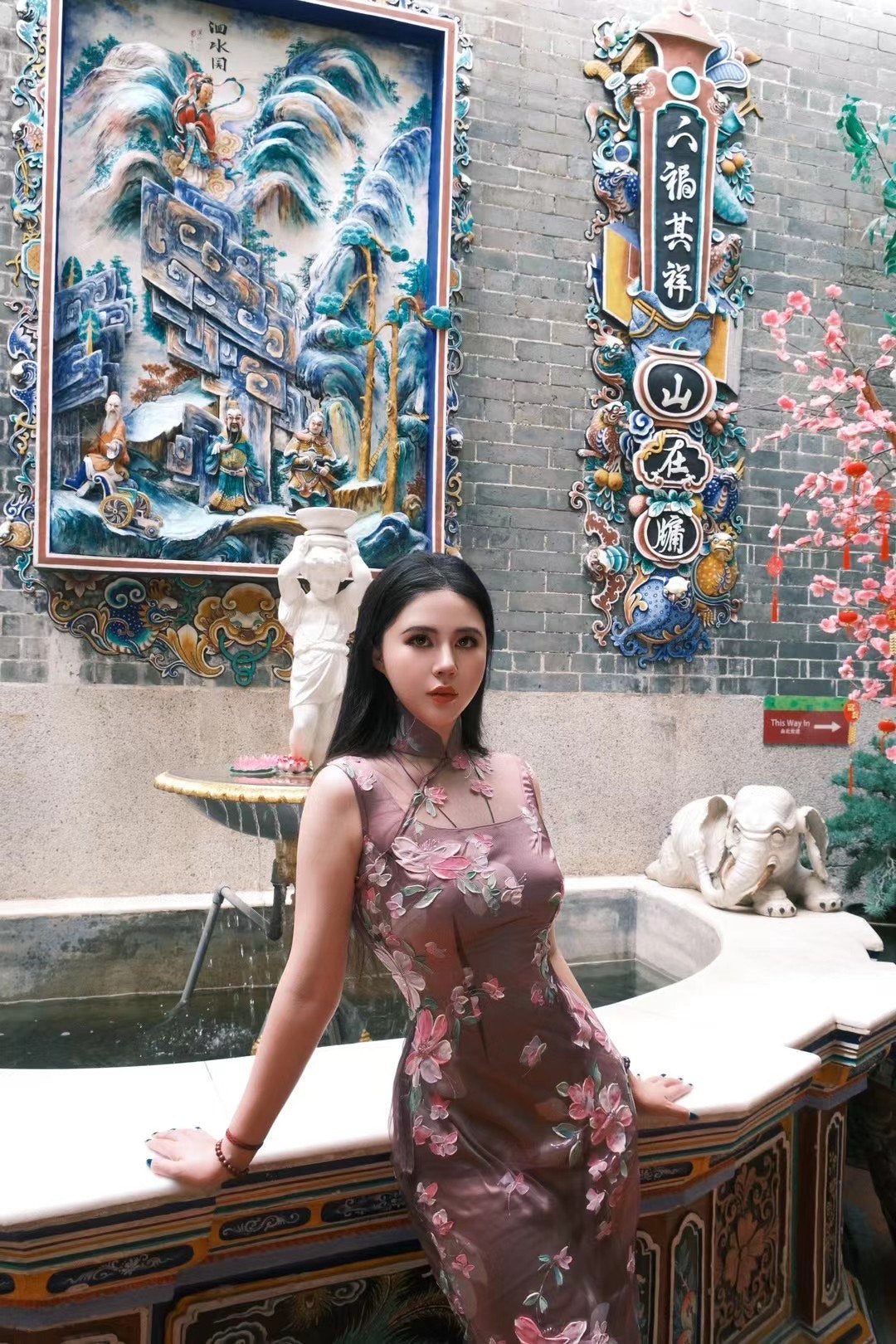 客定结缘 - Ruffo Coli 高定手工彩绘双层欧根纱无袖旗袍：《紫鸢花之恋》| Customized Design - Ruffo Coli Hand-Painted Haute Couture Double-Layer Organza Qipao: “Violet Iris Romance”