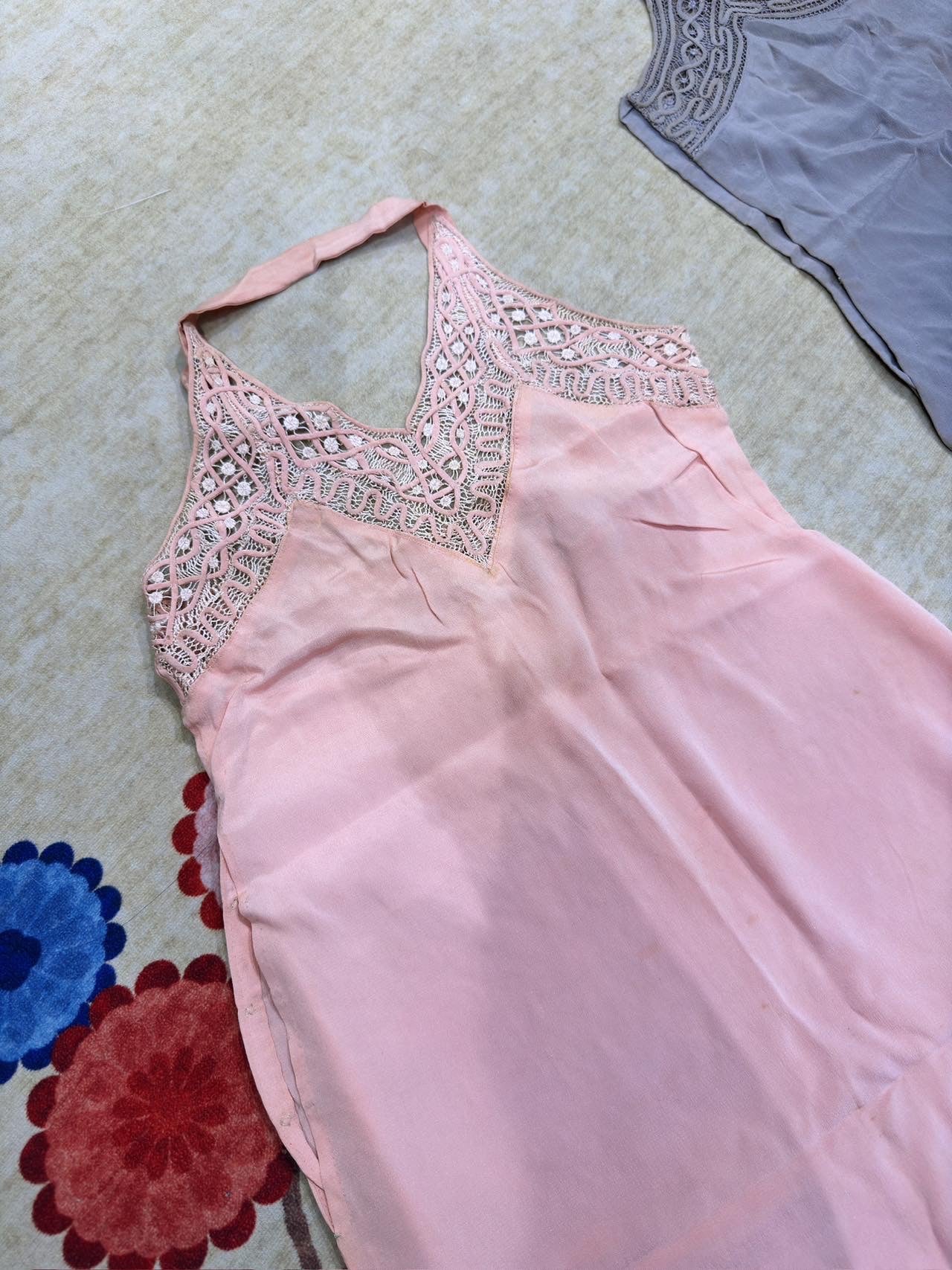 Vintage吊带式衬裙 - 二十世纪三十年代海派摩登肉粉色绸手工镂绣蕾丝衬裙 | Vintage Silk Slip - A 1930s Haipai Modern Flesh-Pink Silk Slip with Hand-Cutwork Lace