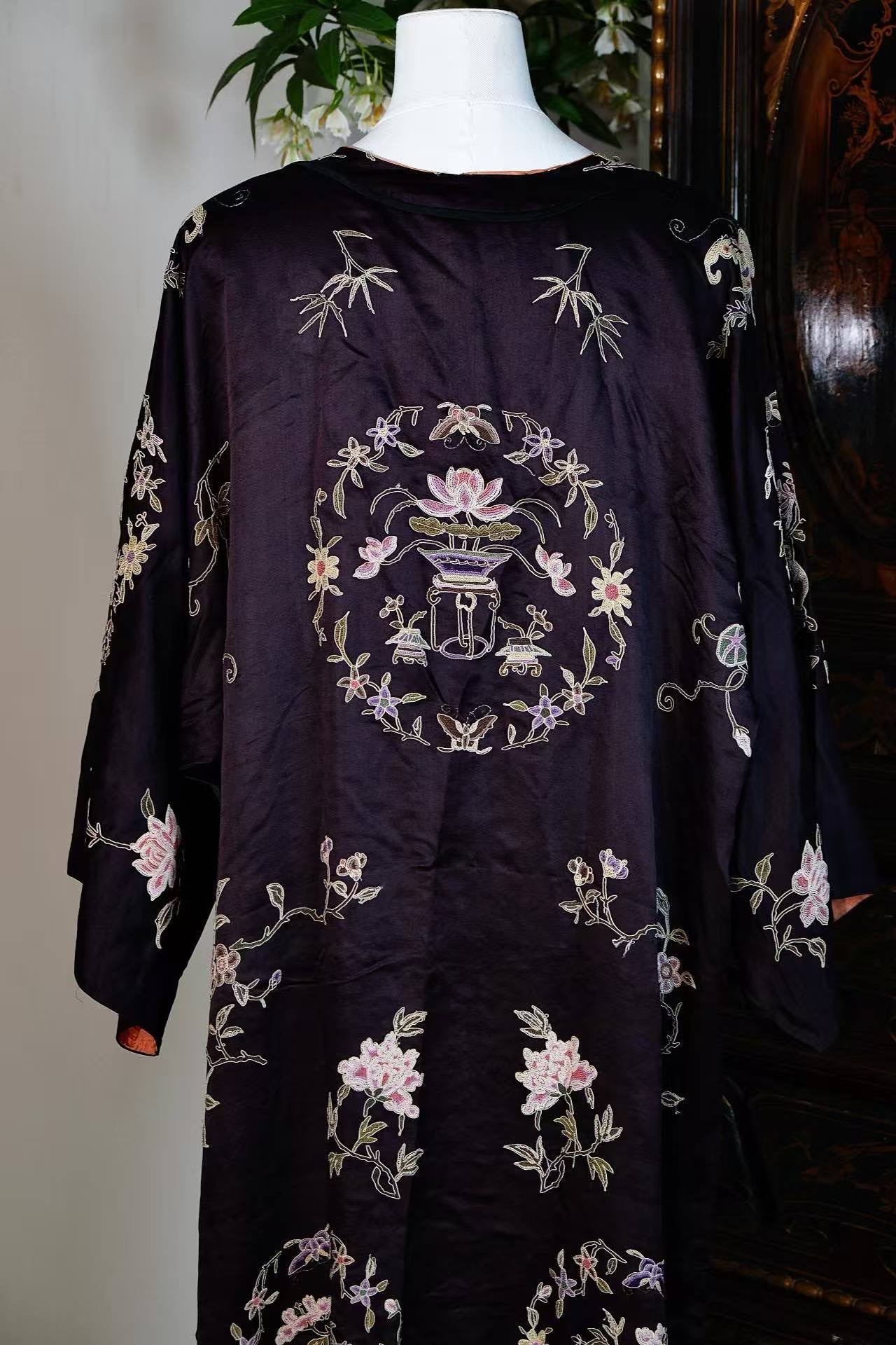清末民初 -  黑缎打籽绣八团花篮纹氅衣：汉族女性服饰艺术的巅峰之作 | 1910s - Black Satin Surcoat with "Seed Stitch" Eight-Medallion Flower Basket Motif: A Masterpiece of Han Elite Elegance