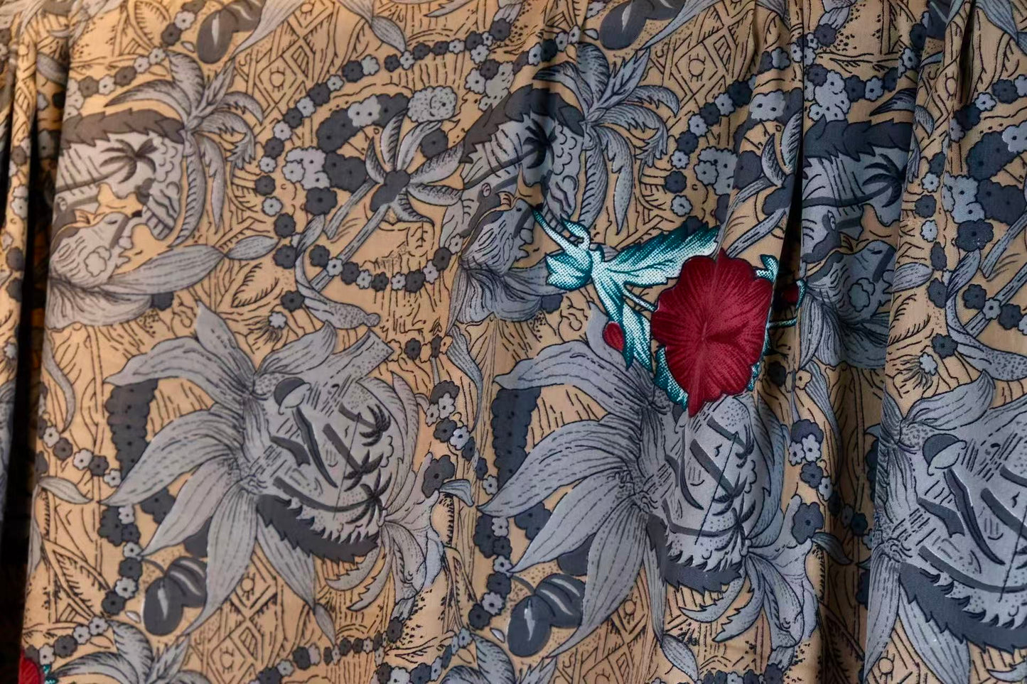 布料名 -《南洋旧梦·朱砂热带》—— 100% 桑蚕丝砂洗艺术绸 | Fabric Name - “Nanyang Old Dream & Cinnabar Tropical” – 100% Sand-washed Mulberry Silk