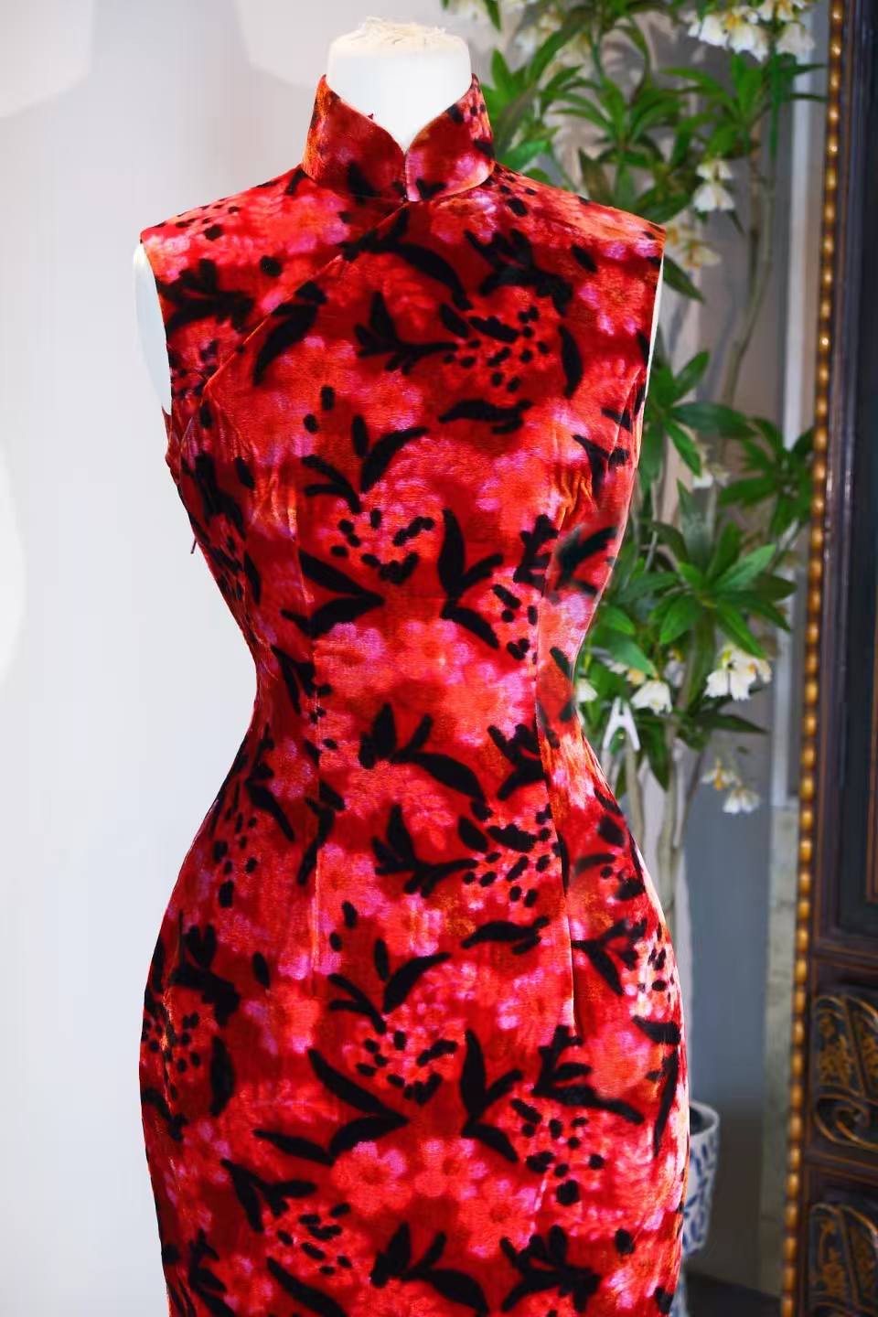 60年代 - 烬染朱华：台湾金丝绒印花旗袍的视觉诗学 | 1960s - The Cinder-Dyed Crimson Bloom: The Visual Poetics of a Vintage Taiwanese Velvet Print Cheongsam