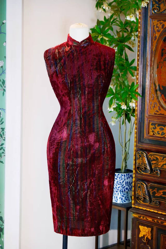 60年代 - 七彩流光·六十年代台湾酒红丝绒多色织金虹彩古董旗袍 | 1960s - Seven-Color Flowing Light: A 1960s Taiwanese Vintage Cheongsam in Wine-Red Velvet with Multi-Color Gilded Brocade and Iridescence